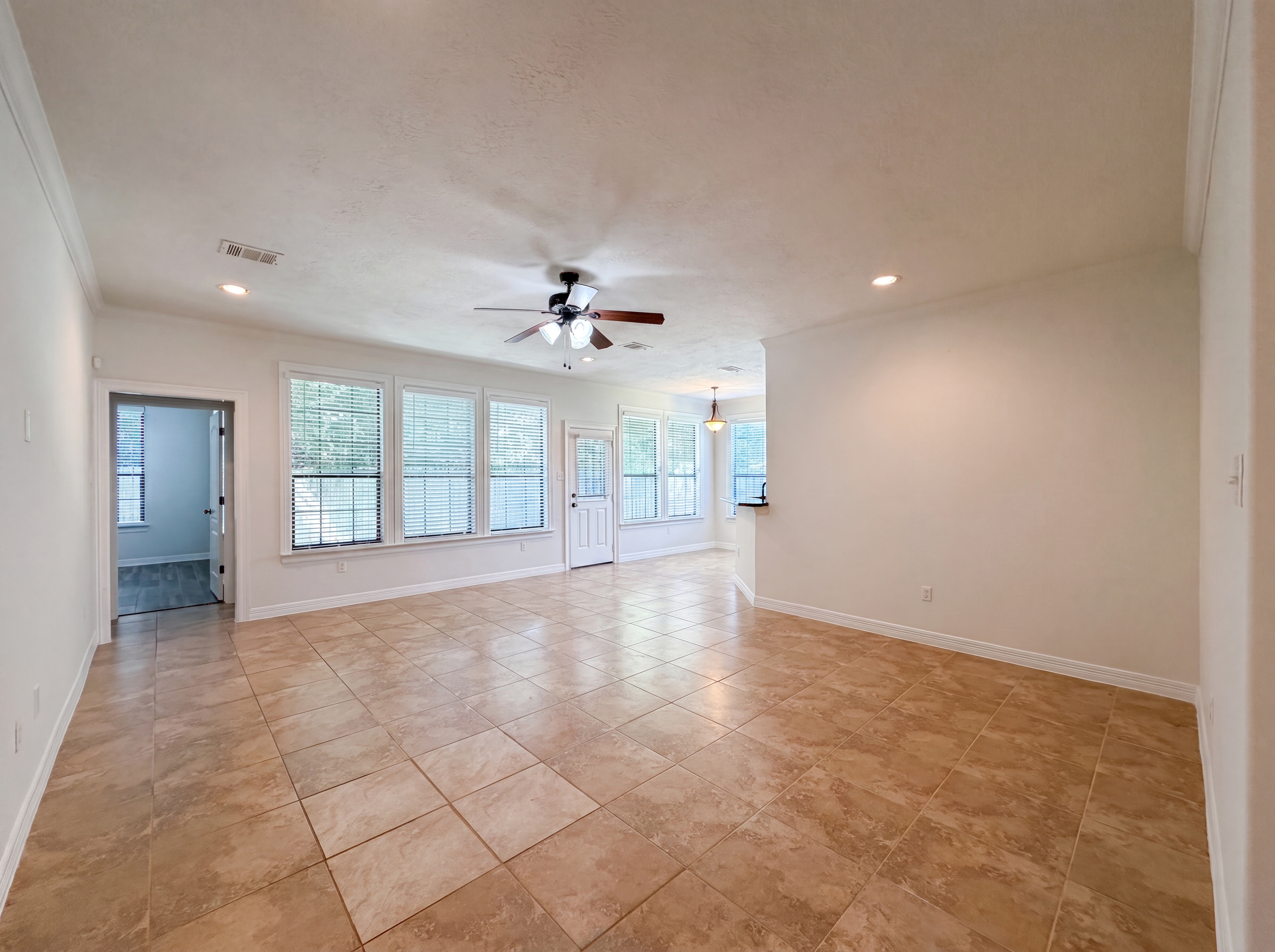 Photo 3 of 19 of 4516 White Rock St, Houston, TX