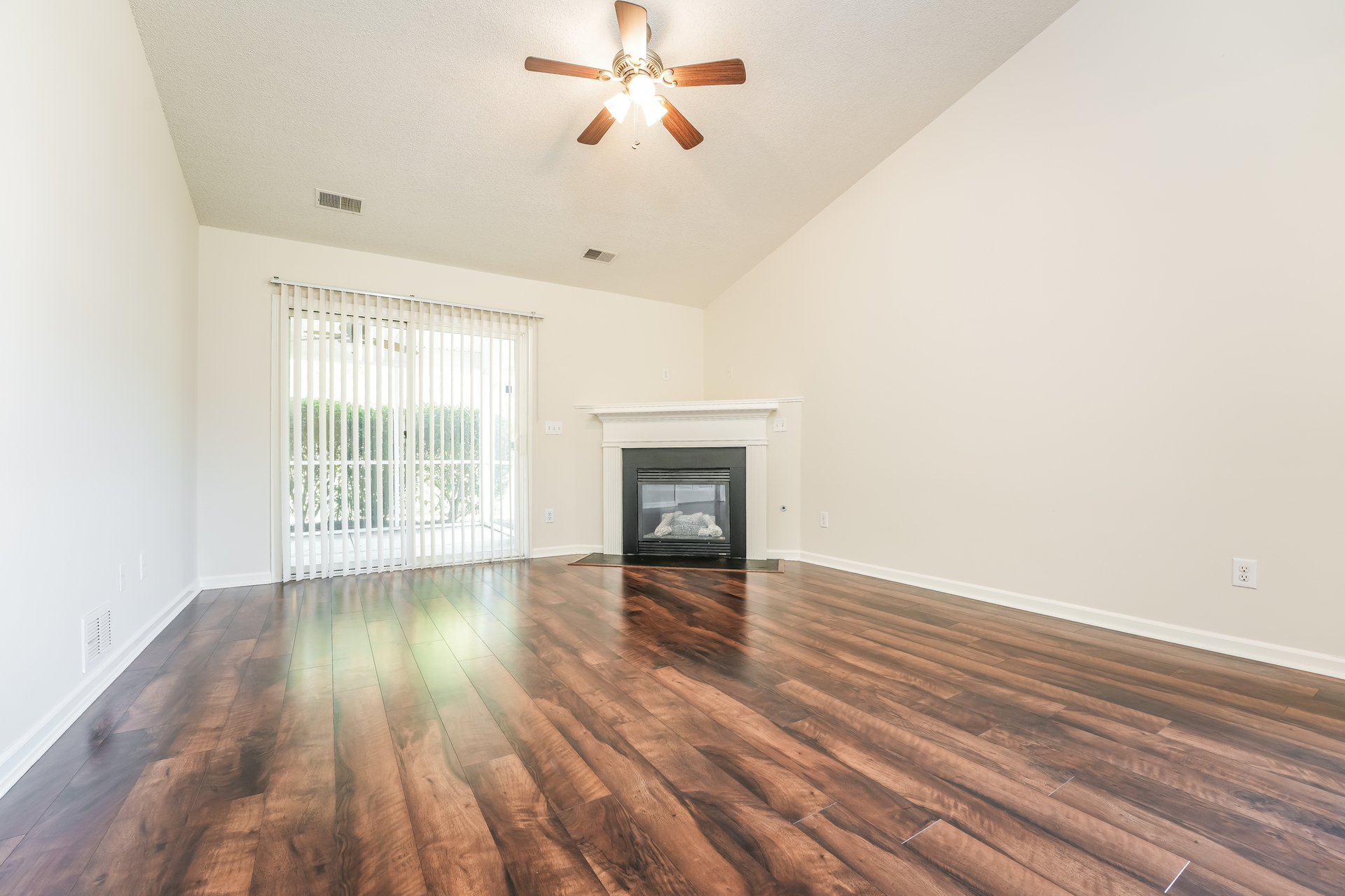 Photo 3 of 21 of 1296 River Rock Rd, Hanahan, SC