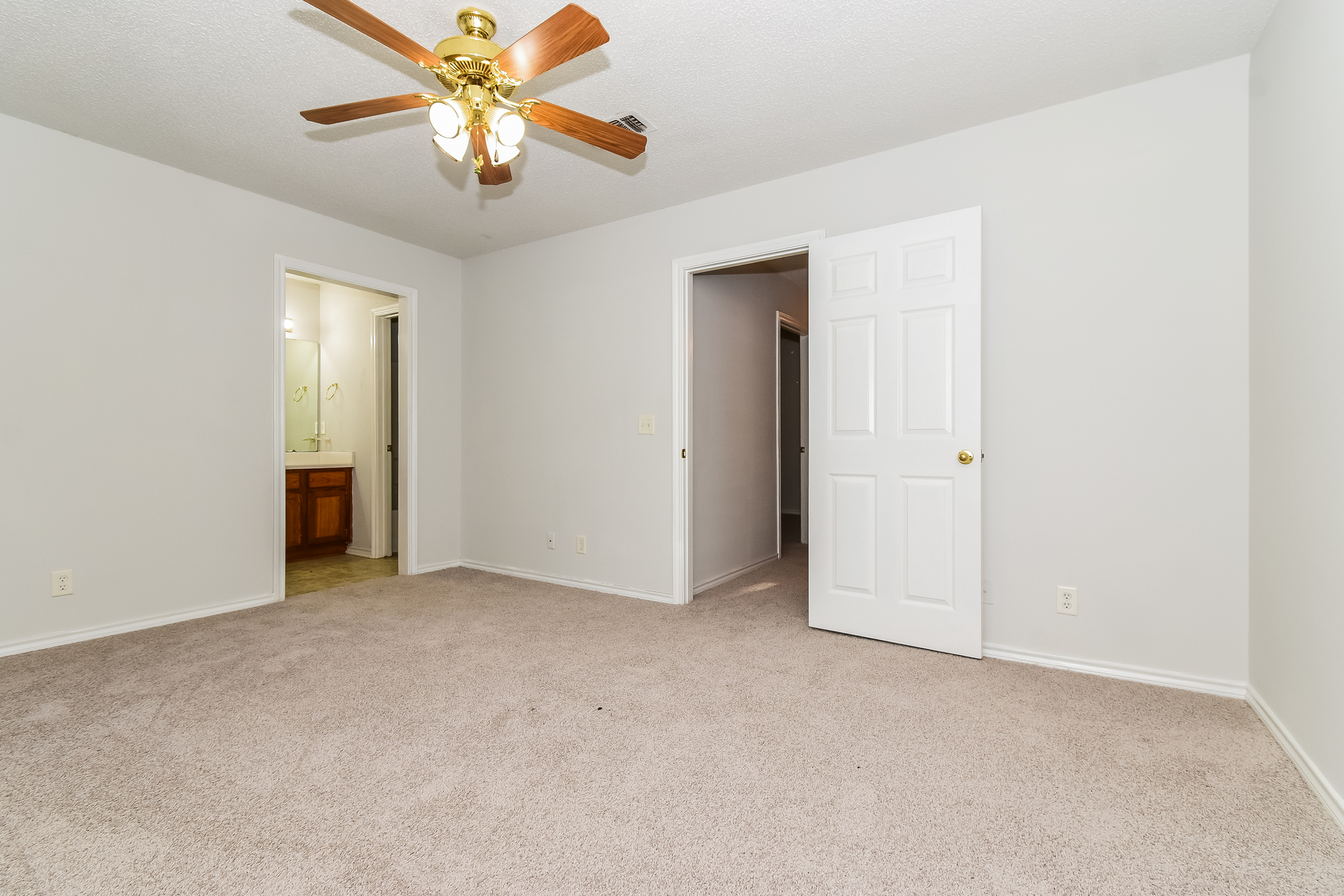 Photo 12 of 20 of 2127 N Village Dr, Bonham, TX