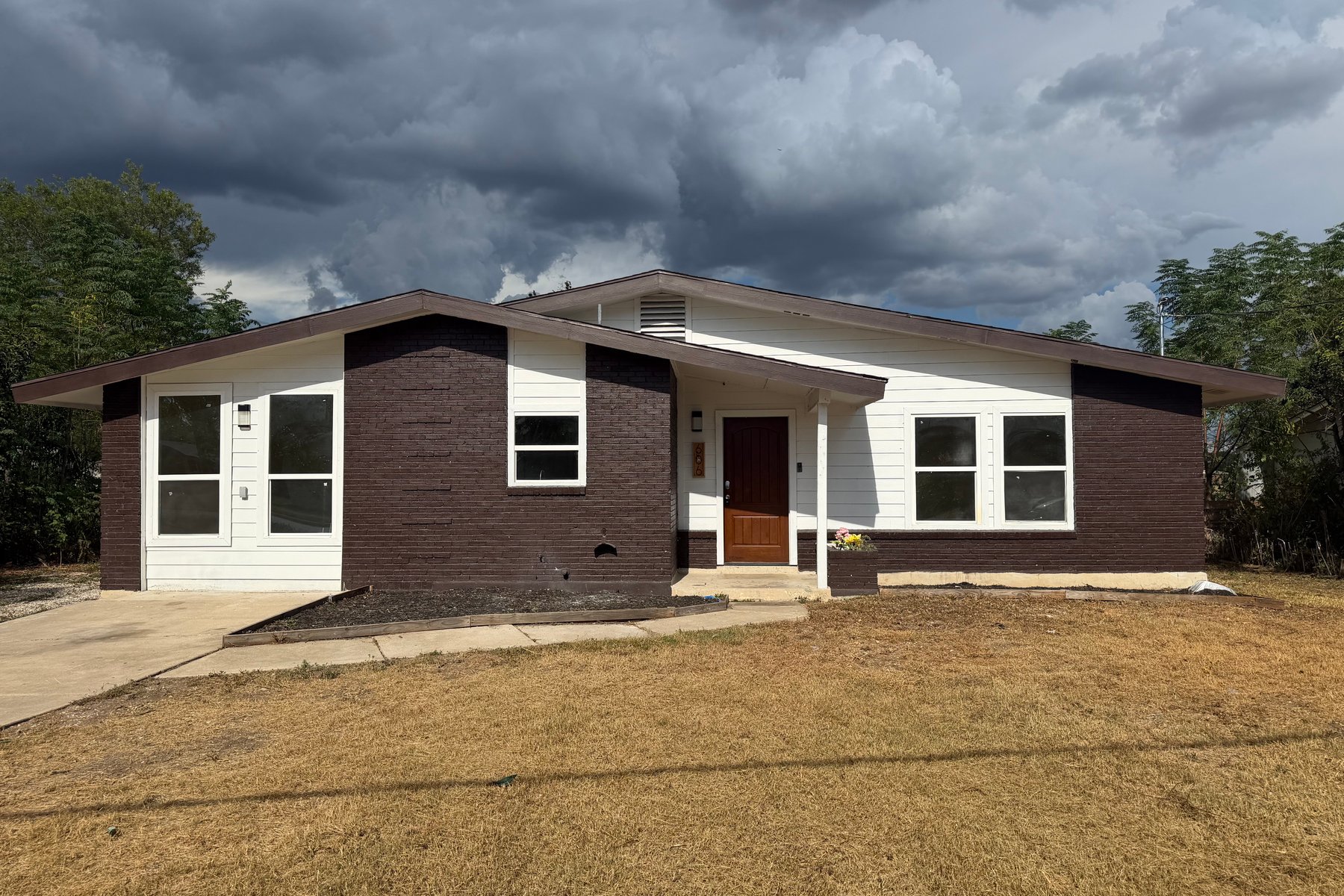 Photo 1 of 606 E Langley Blvd