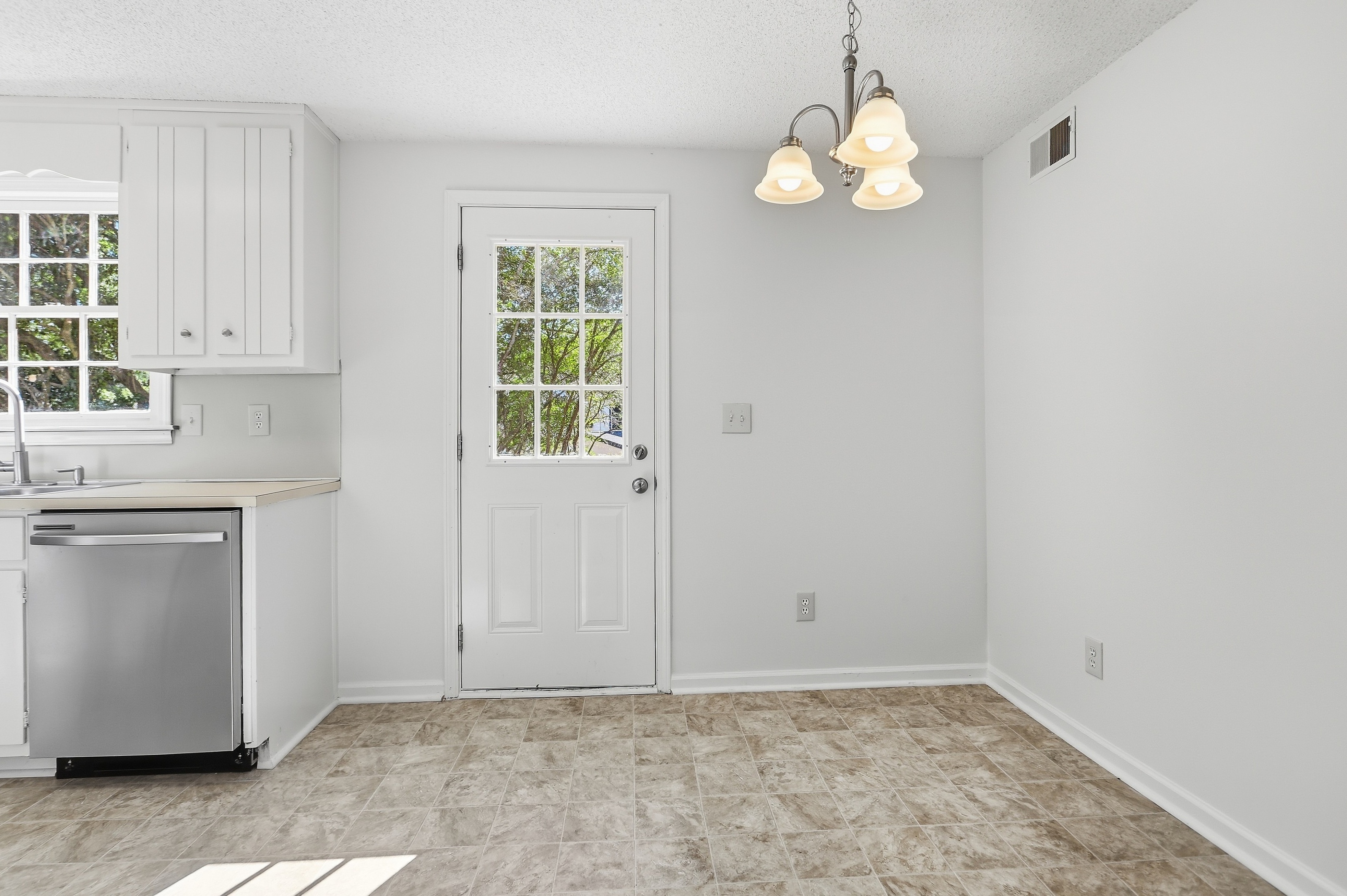 Photo 11 of 24 of 4400 Hidden Meadow Cir, Sugar Hill, GA