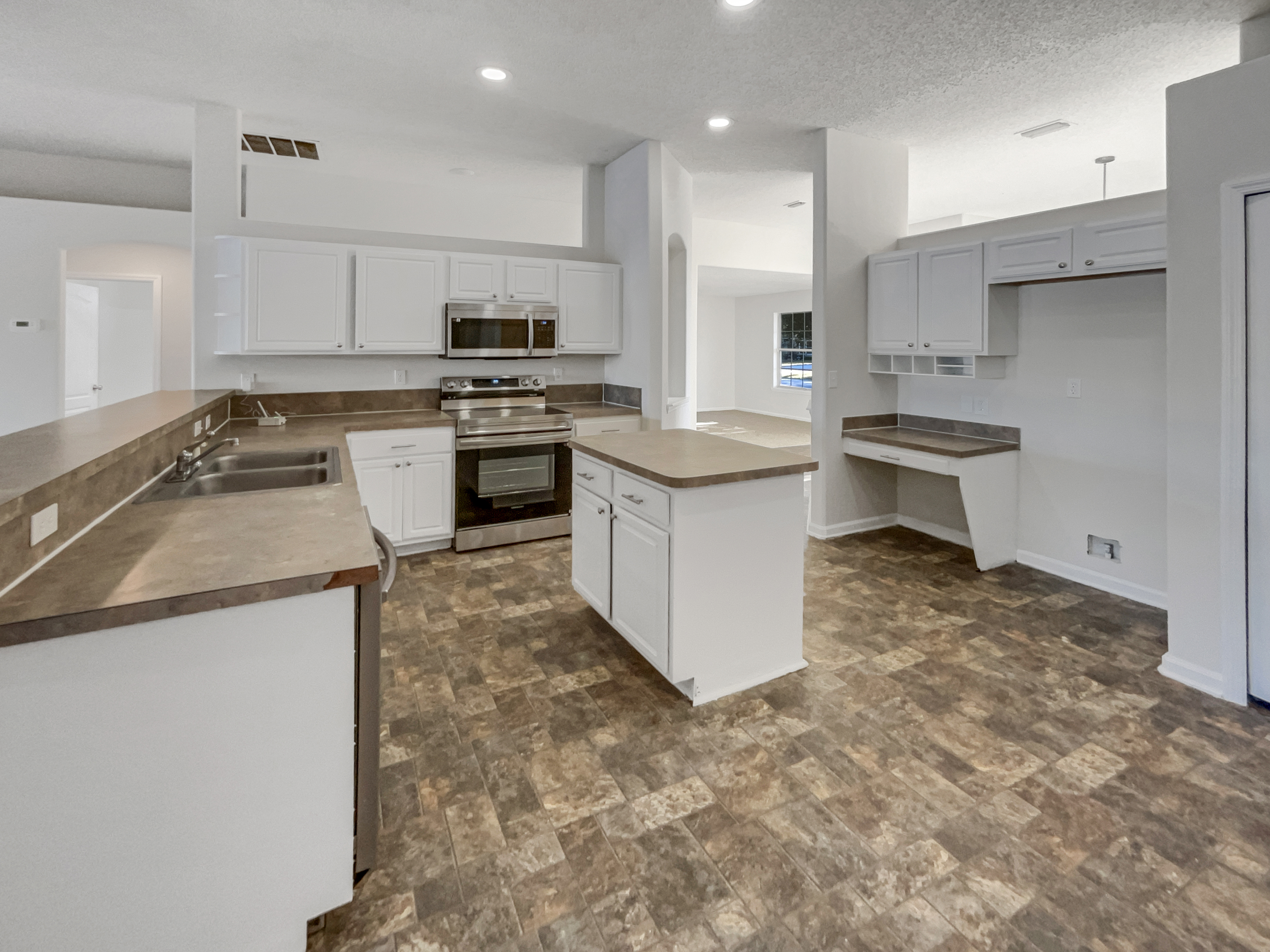 Photo 2 of 18 of 6891 Clinton Corners Dr W, Jacksonville, FL