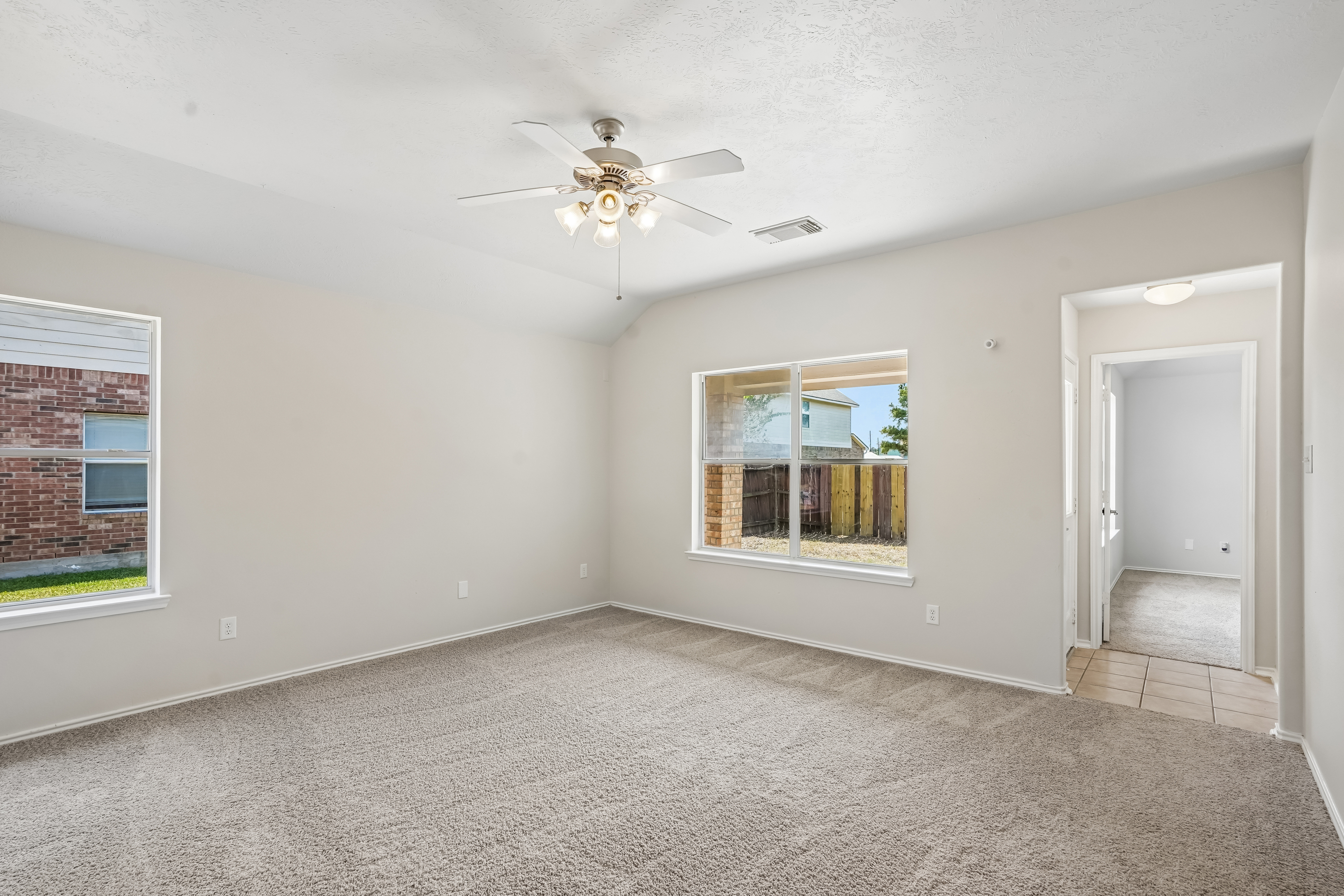 Photo 4 of 37 of 10710 Laurelton Ct, Humble, TX
