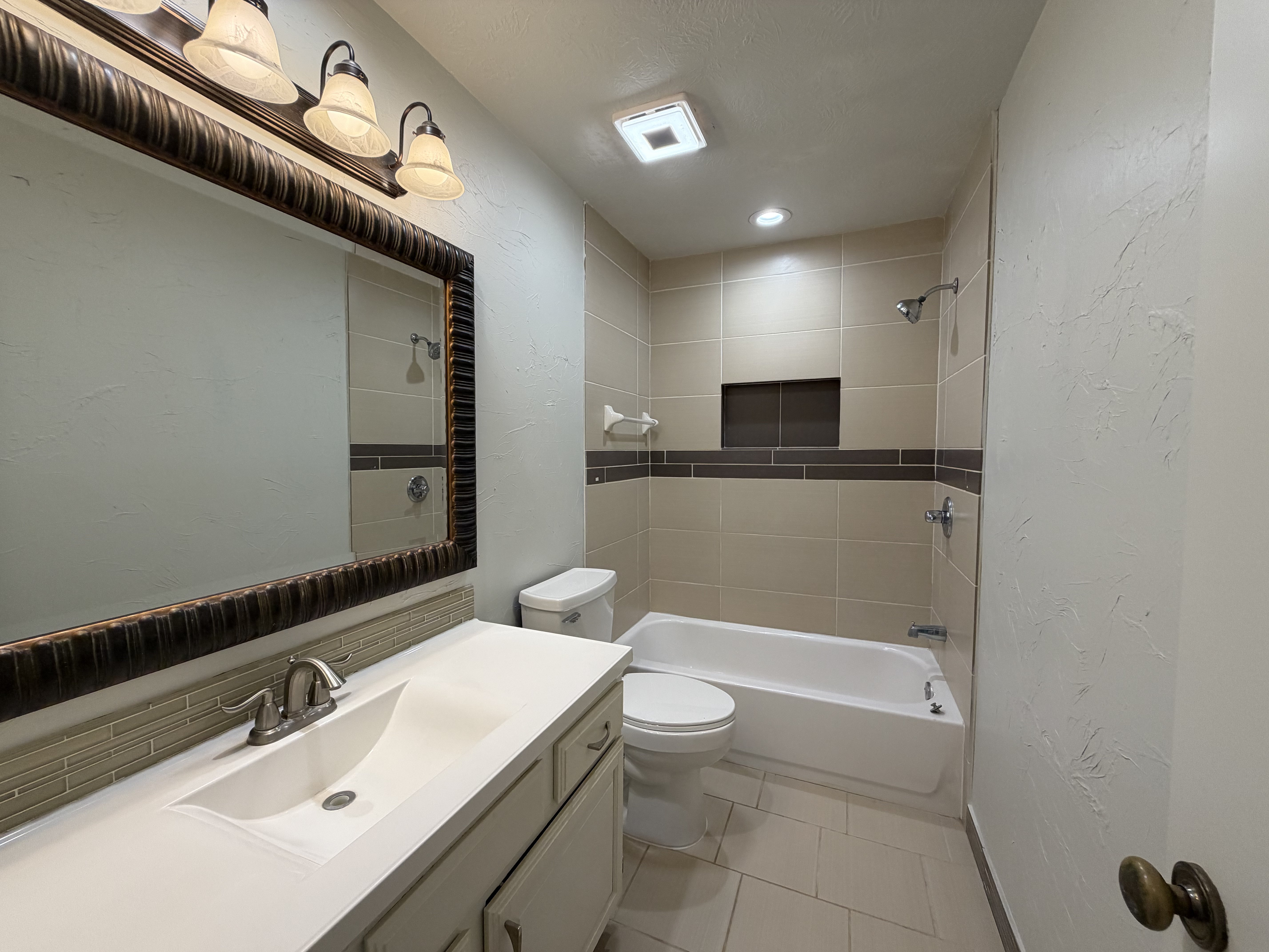 Photo 16 of 18 of 4750 Backenberry Dr, Friendswood, TX