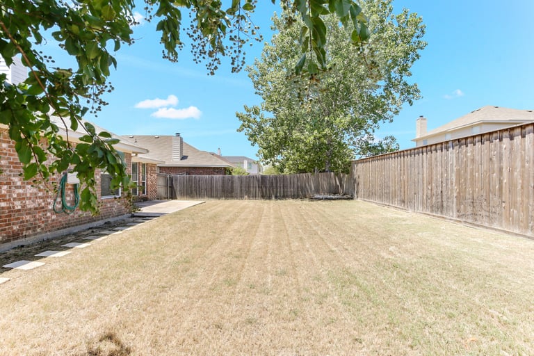 Photo 24 of 25 - 305 Millford Rd, Roanoke, TX 76262