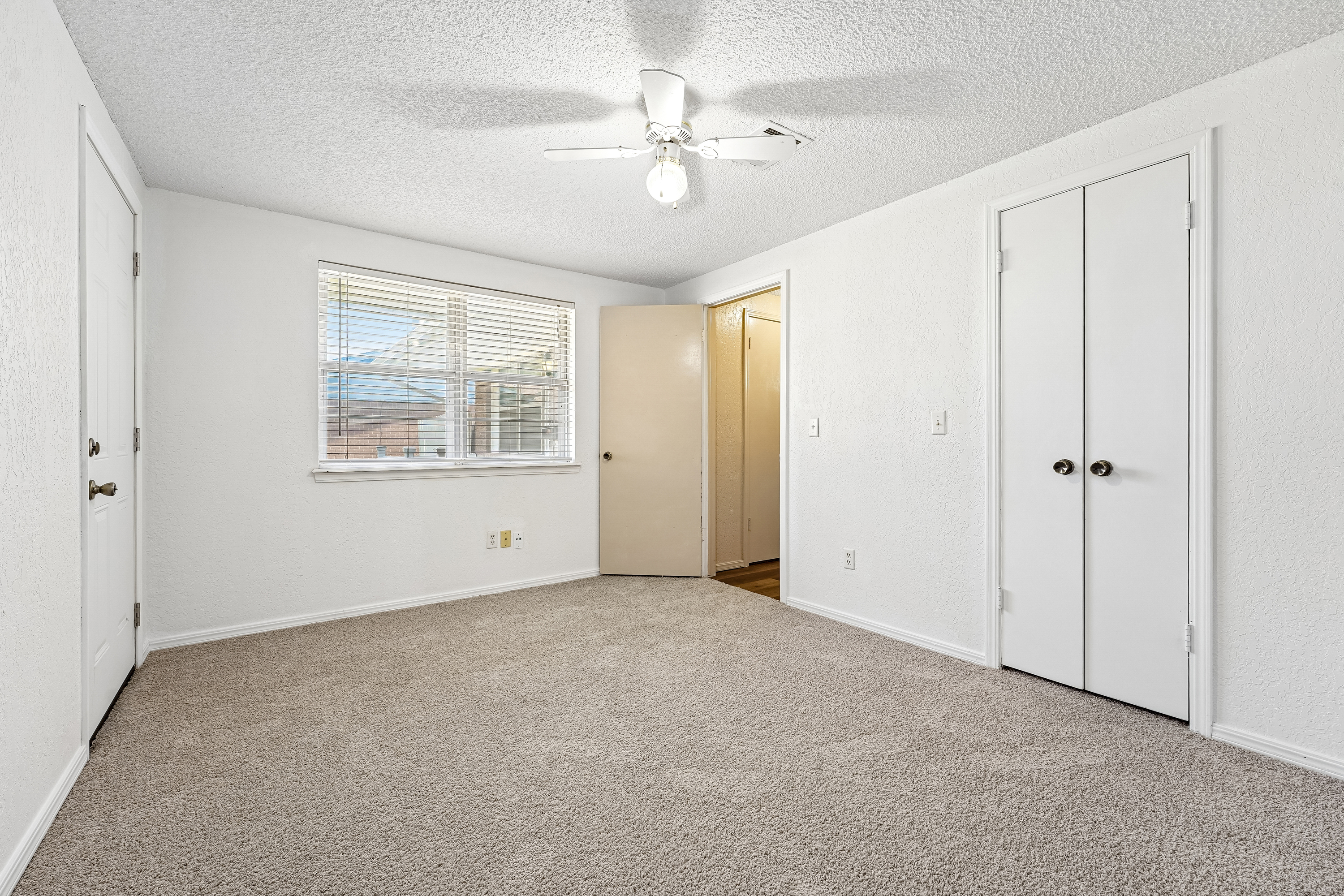 Photo 4 of 20 of 8404 S Brookline Ave, Oklahoma City, OK