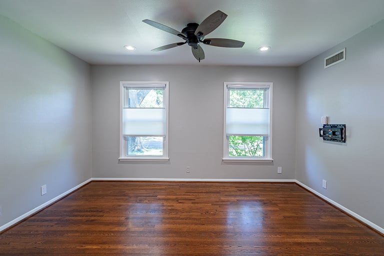 Photo 13 of 29 - 10183 Baronne Cir, Dallas, TX 75218