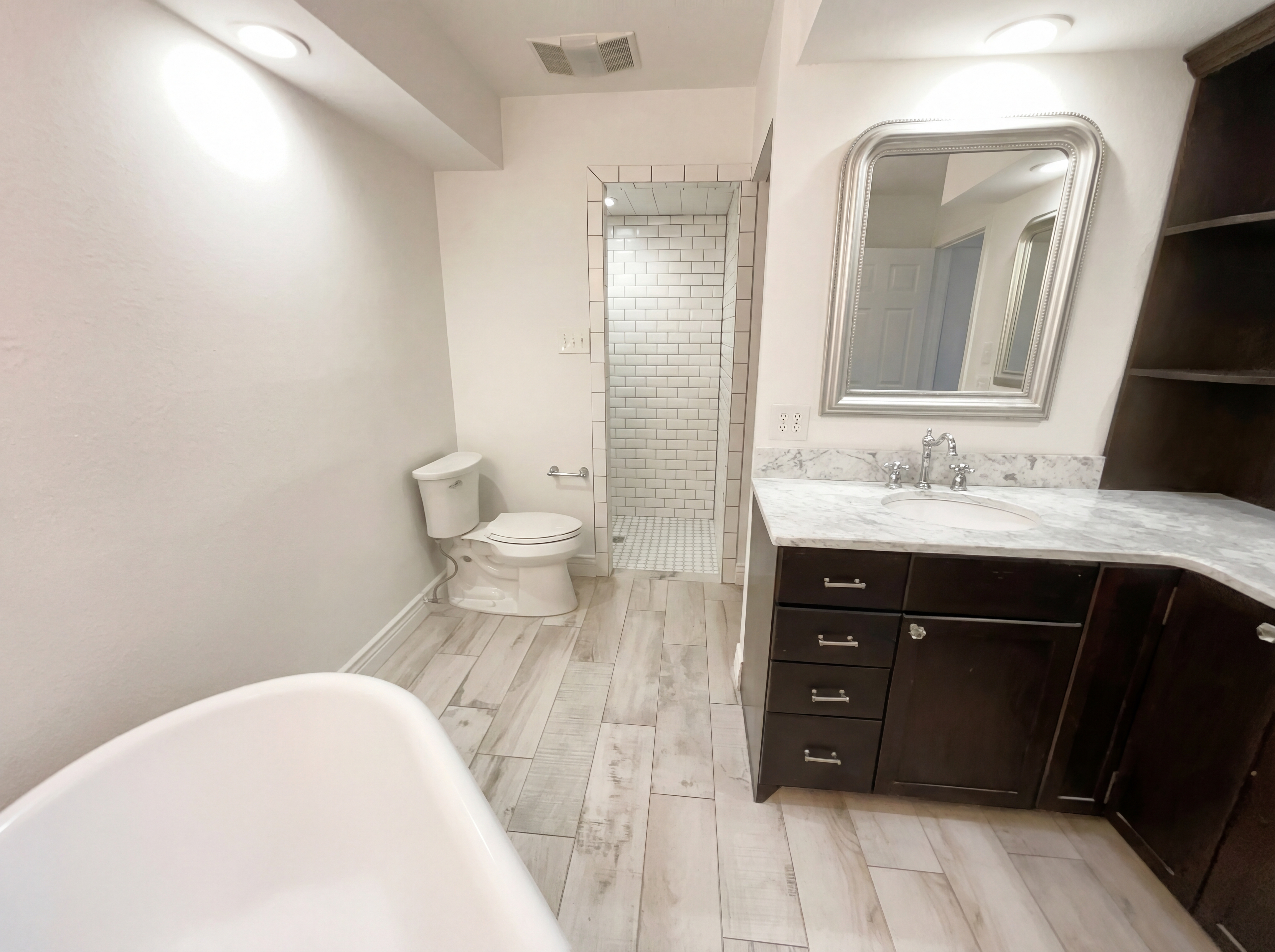 Photo 13 of 19 of 401 Kenshire Dr, Benbrook, TX