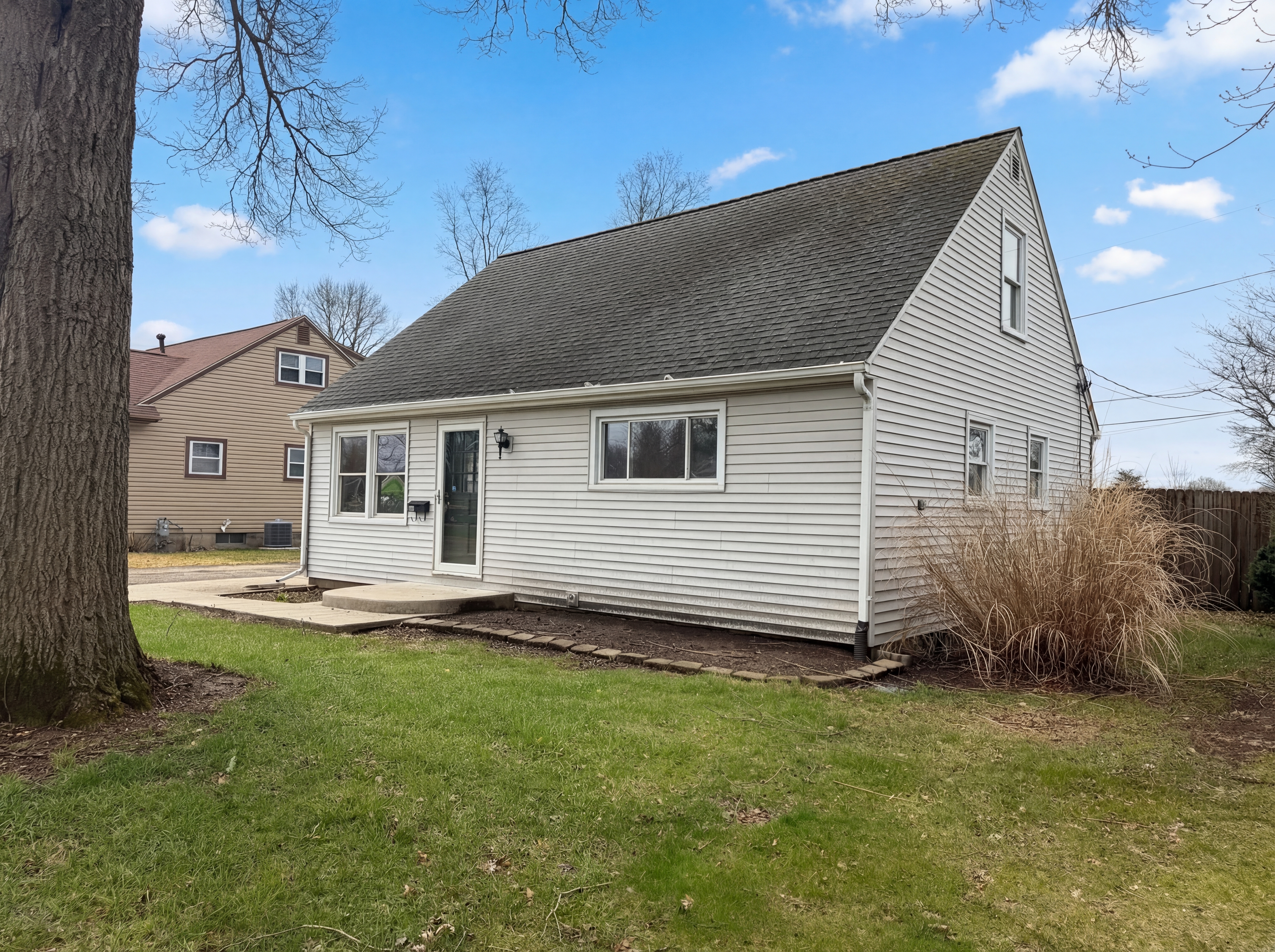 Photo 9 of 30 of 413 Sherwood Dr W, Newark, OH