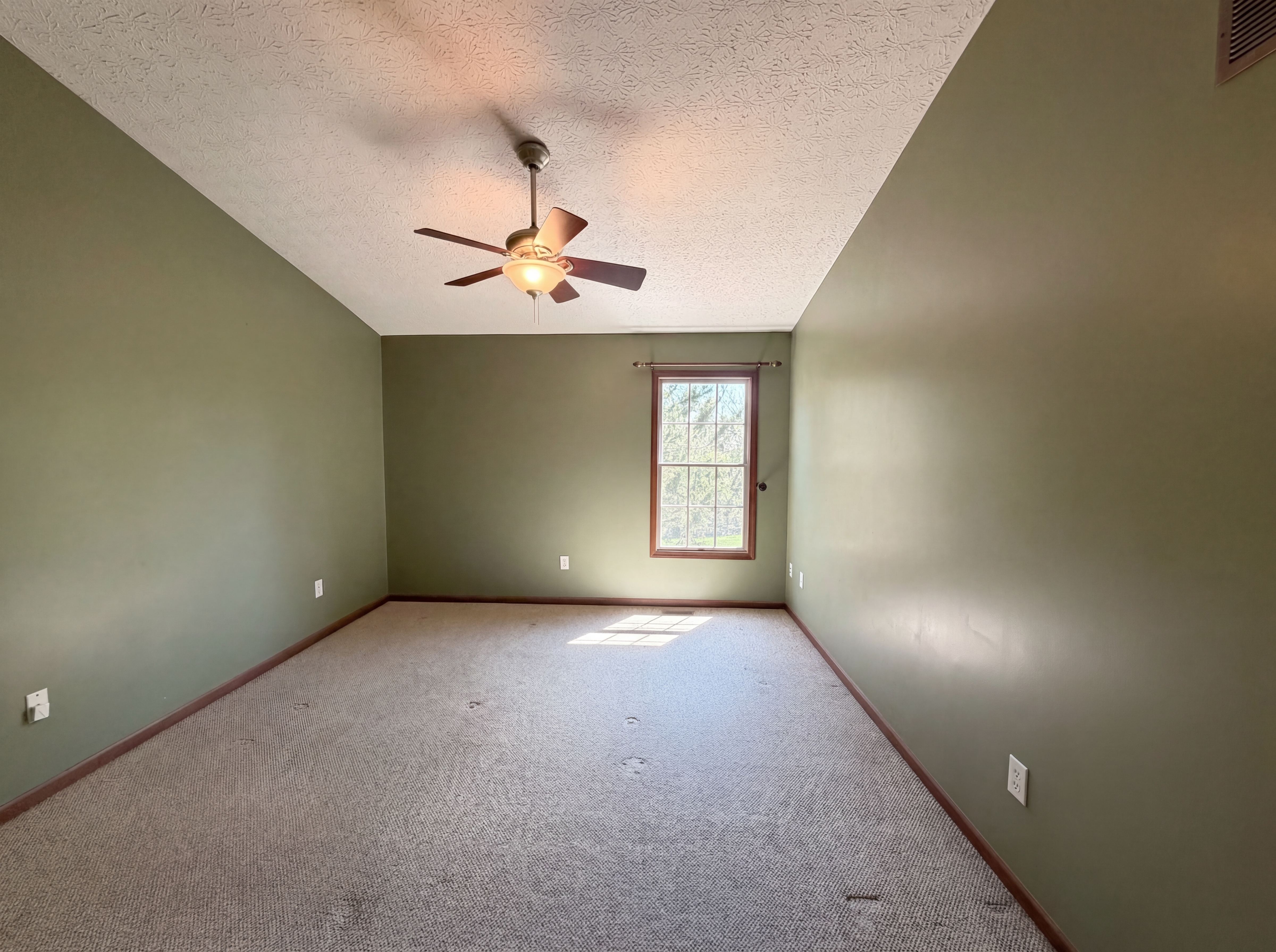 Photo 15 of 25 of 3373 Brook Spring Dr, Grove City, OH