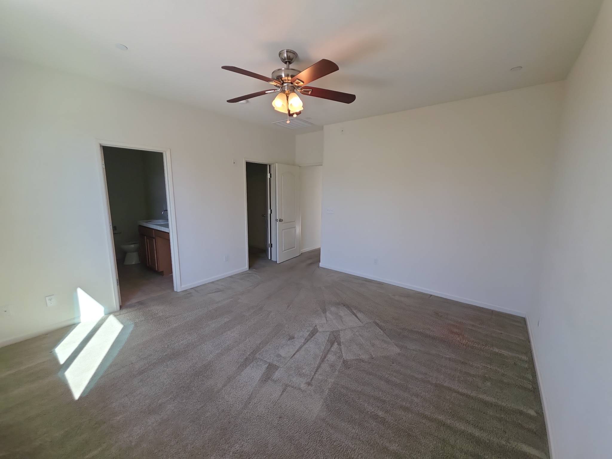 Photo 4 of 24 of 5578 E Eugenia Ave, Fresno, CA