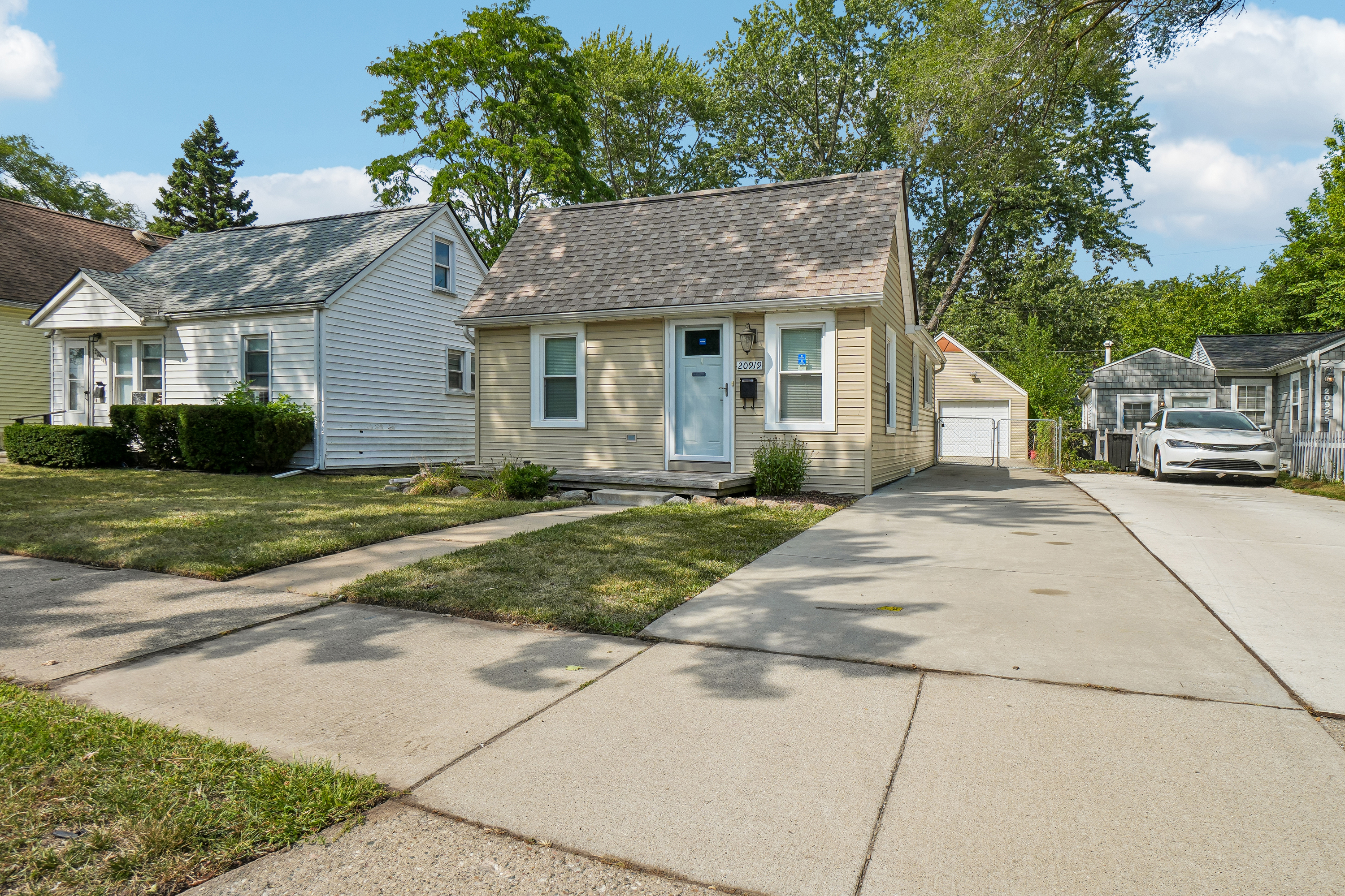 Photo 36 of 38 of 20919 Hollywood St, Harper Woods, MI