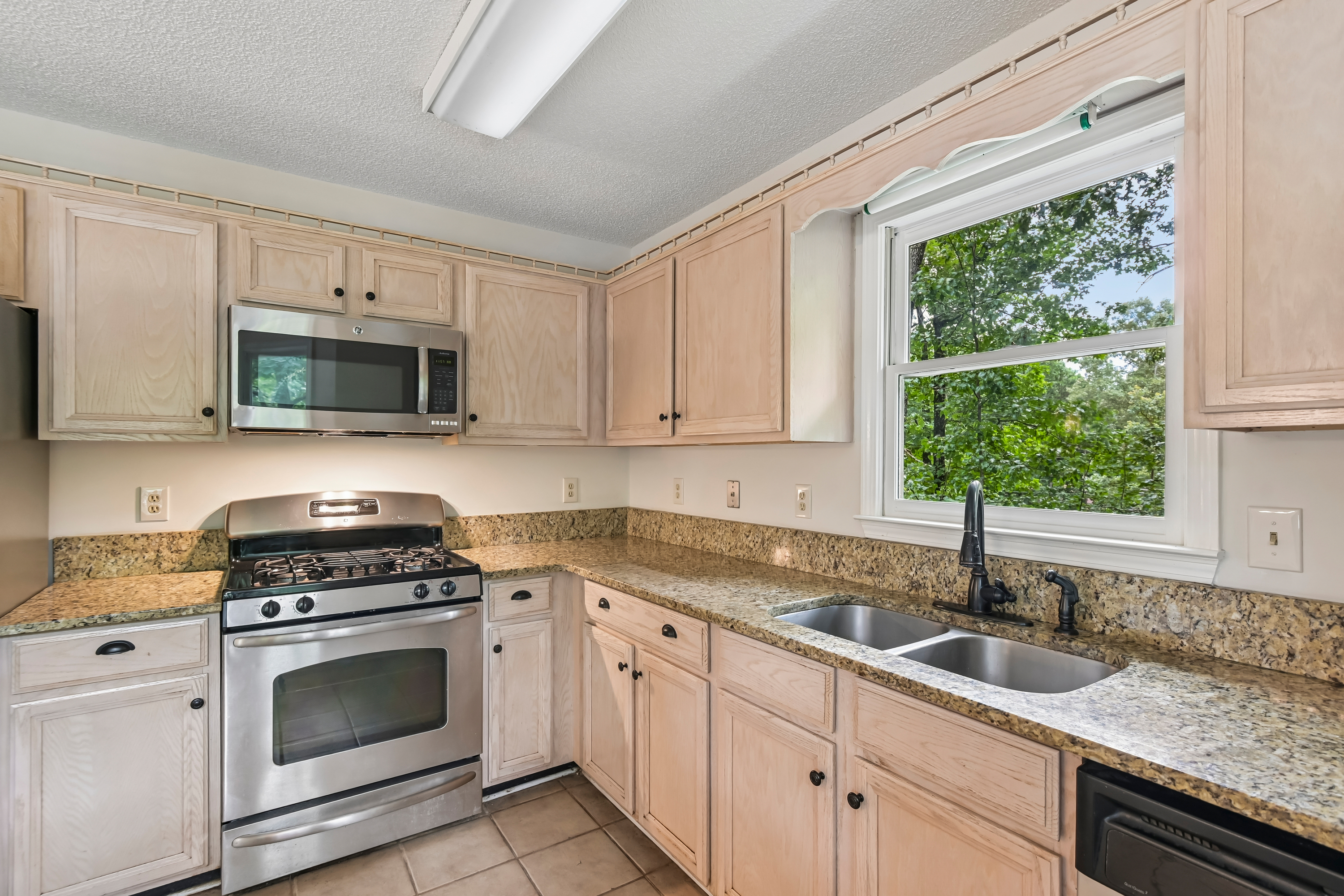 Photo 14 of 44 of 18 Misty Ridge Pl, Hiram, GA