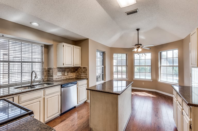 Photo 6 of 20 - 6614 Falcon St, Rowlett, TX 75089