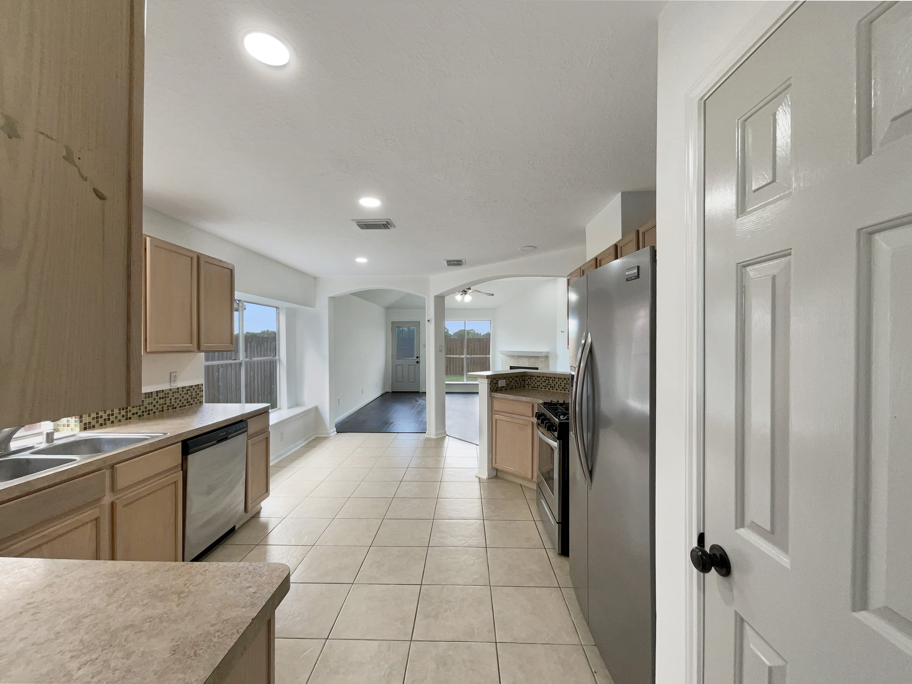 Photo 10 of 19 of 4326 Eaglewood Trail Dr, Fresno, TX