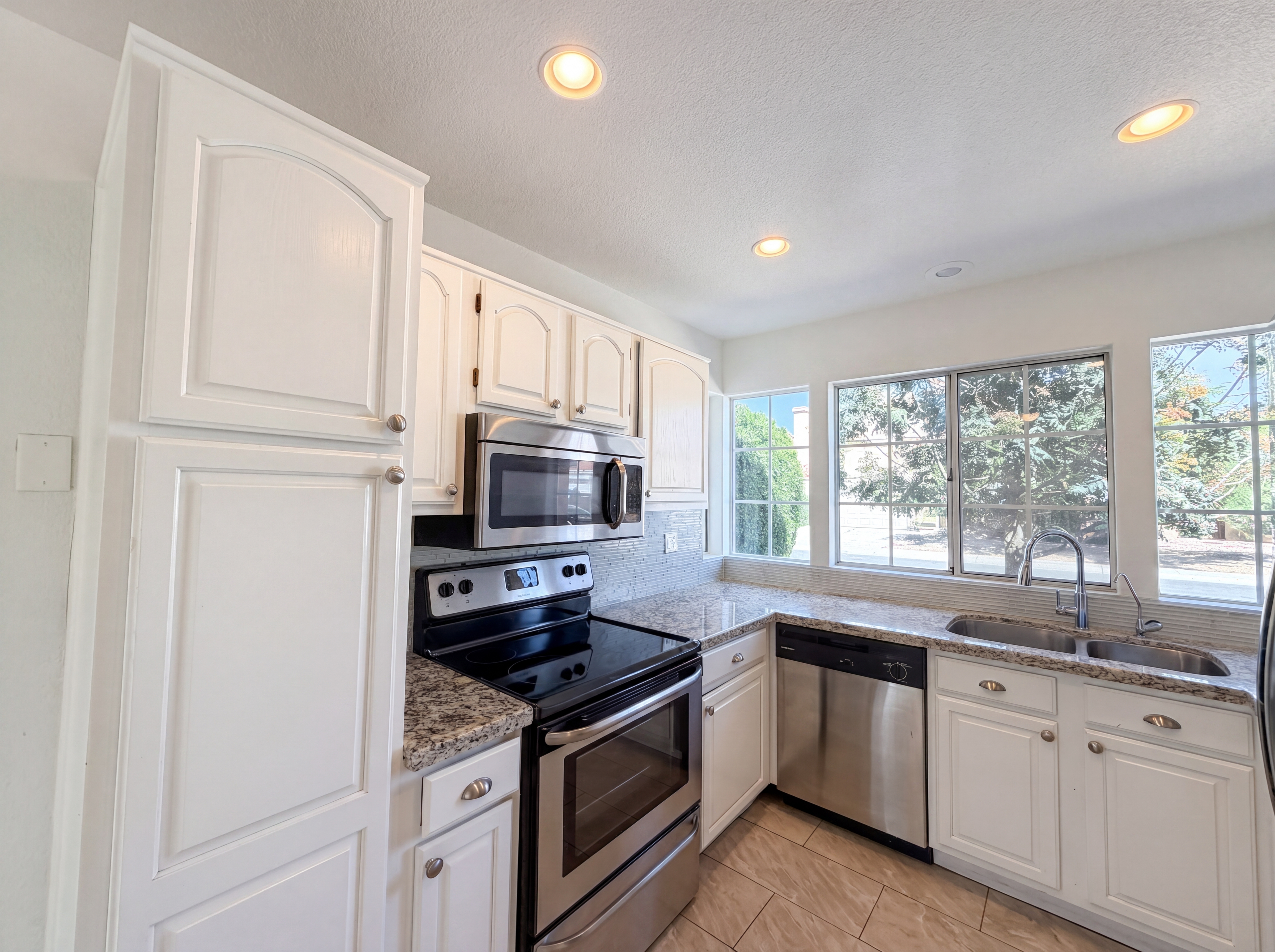 Photo 8 of 21 of 1114 S Tiago Dr, Gilbert, AZ