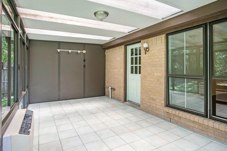 Photo 17 of 17 - 319 Richvale Ln, Webster, TX 77598