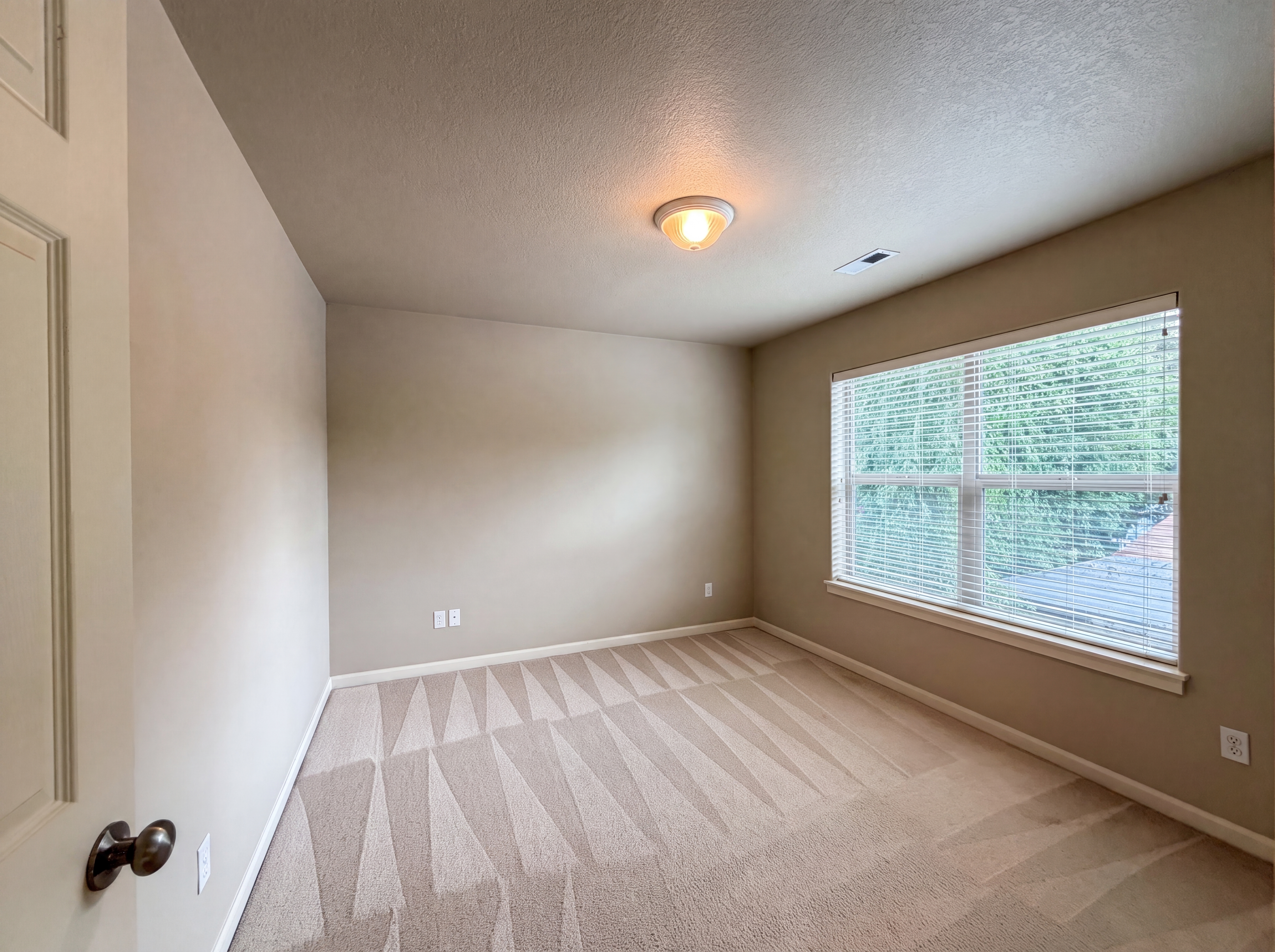 Photo 12 of 23 of 1724 SW Willowview Ter, Beaverton, OR