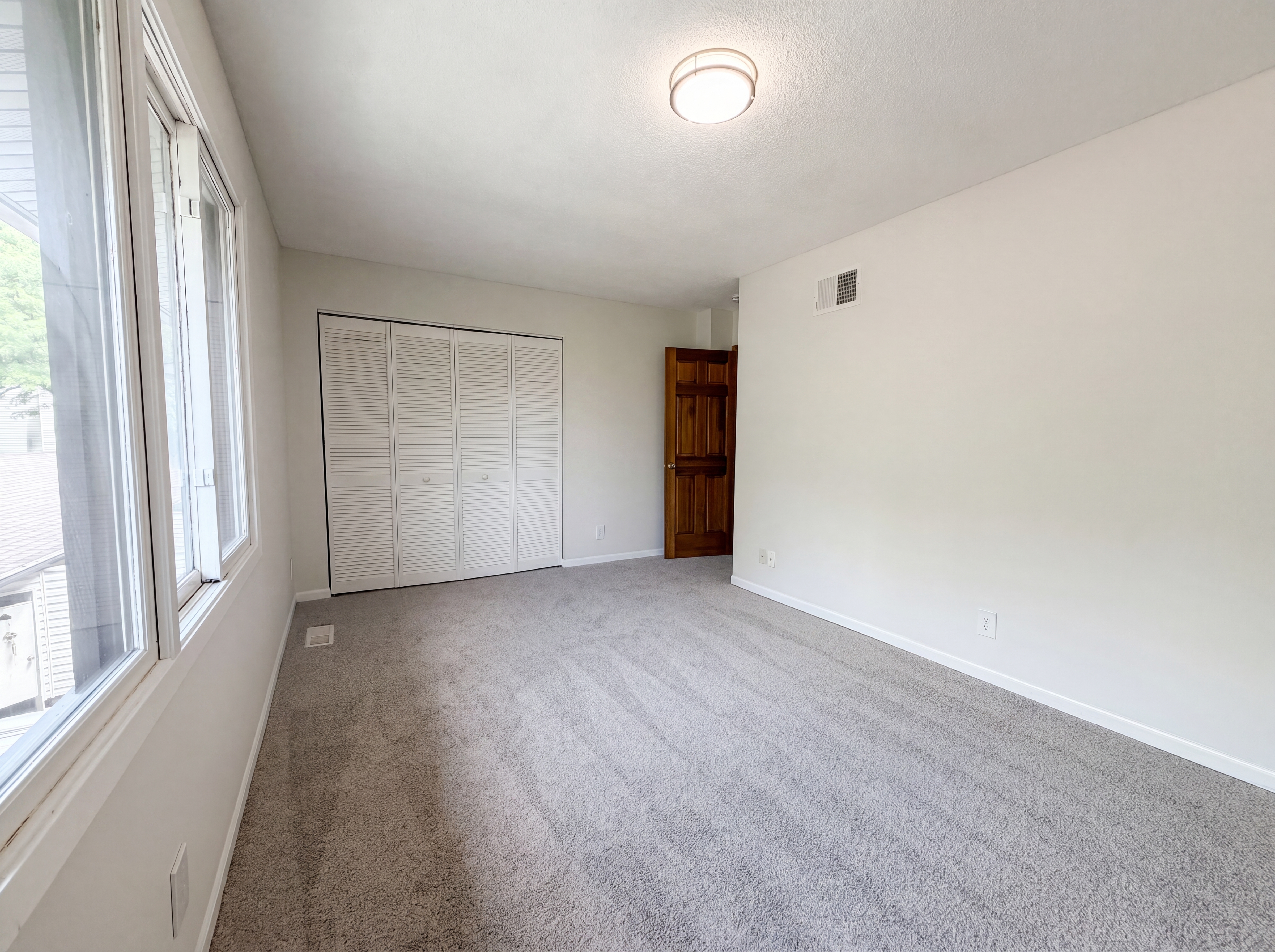 Photo 11 of 21 of 13637 Heather Hills Dr, Burnsville, MN