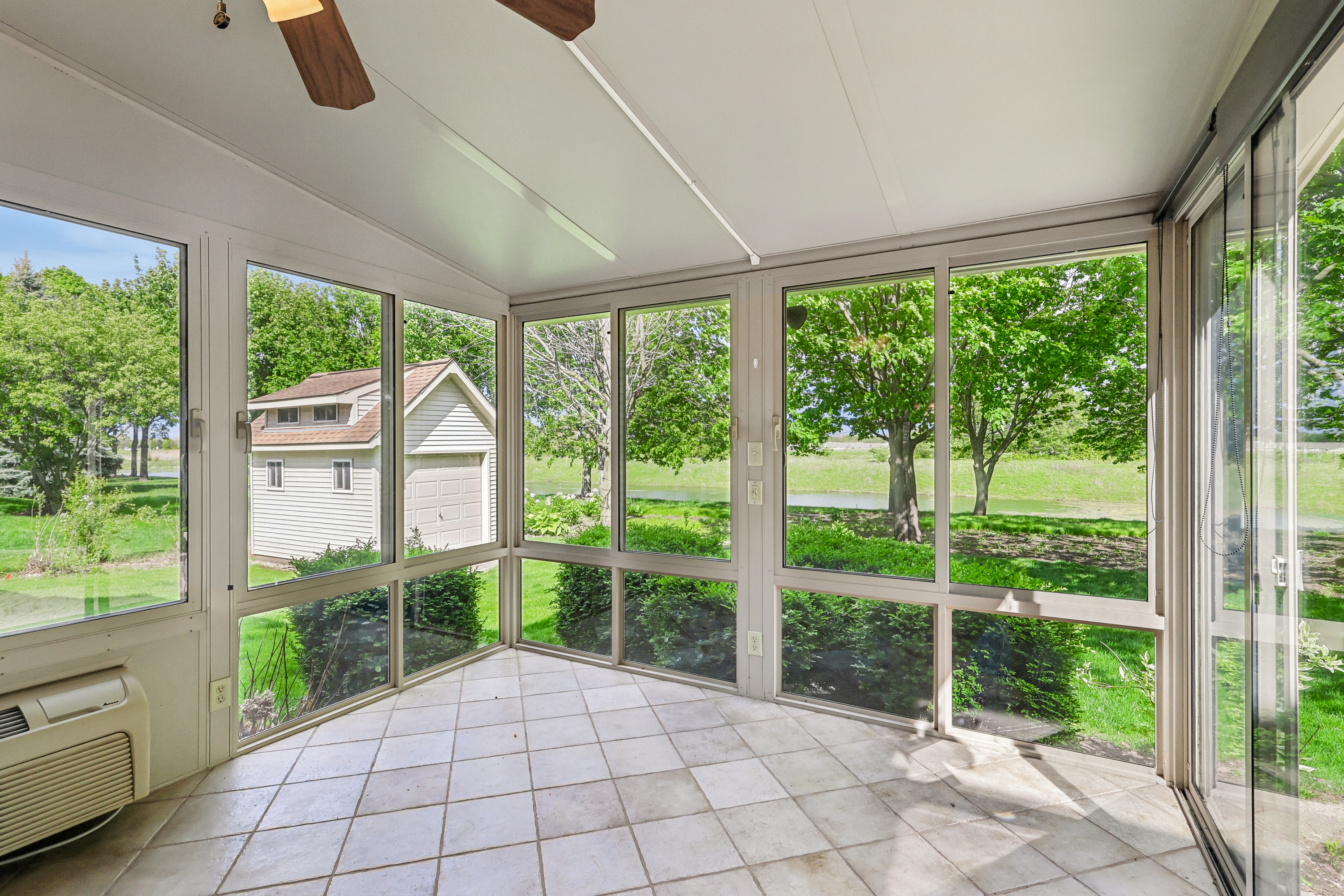 Photo 26 of 41 of 426 Heatherwood Dr, Oswego, IL