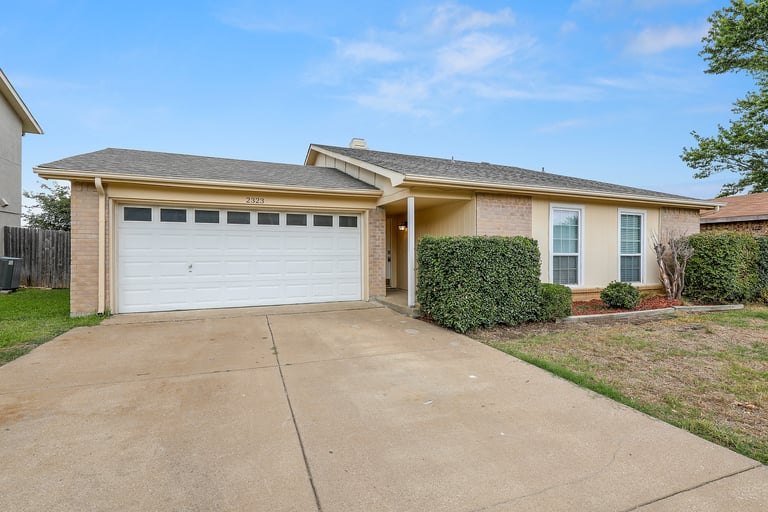 Photo 22 of 24 - 2323 Newbury Dr, Arlington, TX 76014