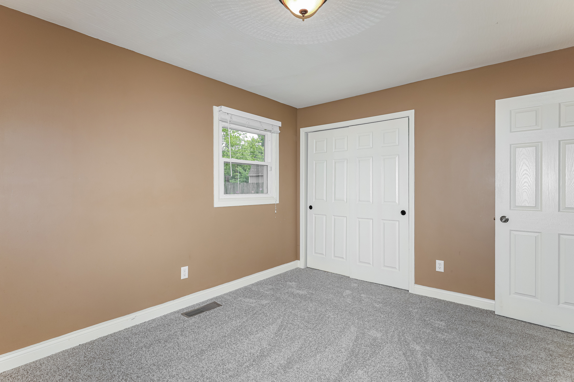 Photo 11 of 19 of 514 Wellington Blvd, Shelbyville, IN