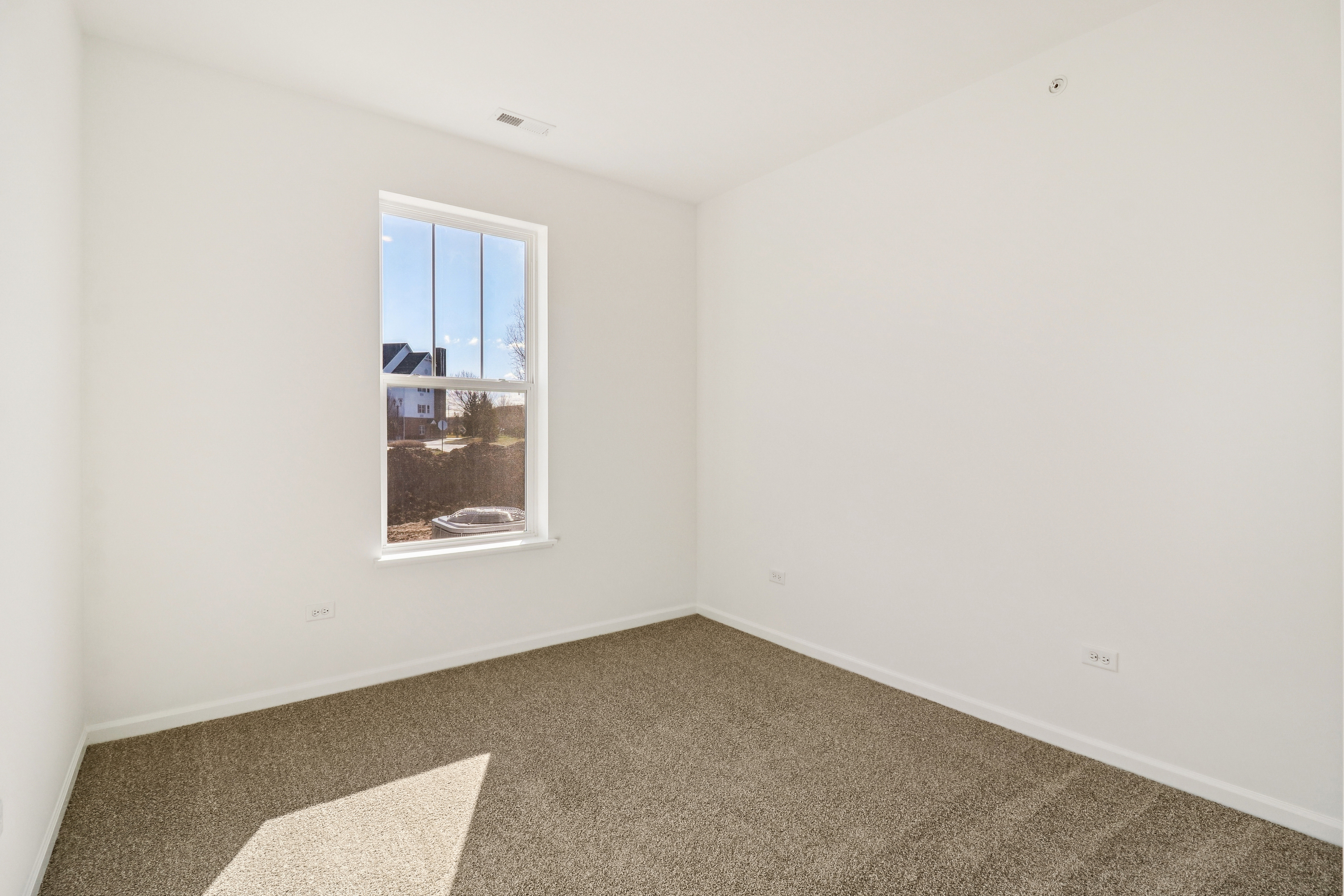 Photo 11 of 31 of 12256 Barcroft Cir, Huntley, IL