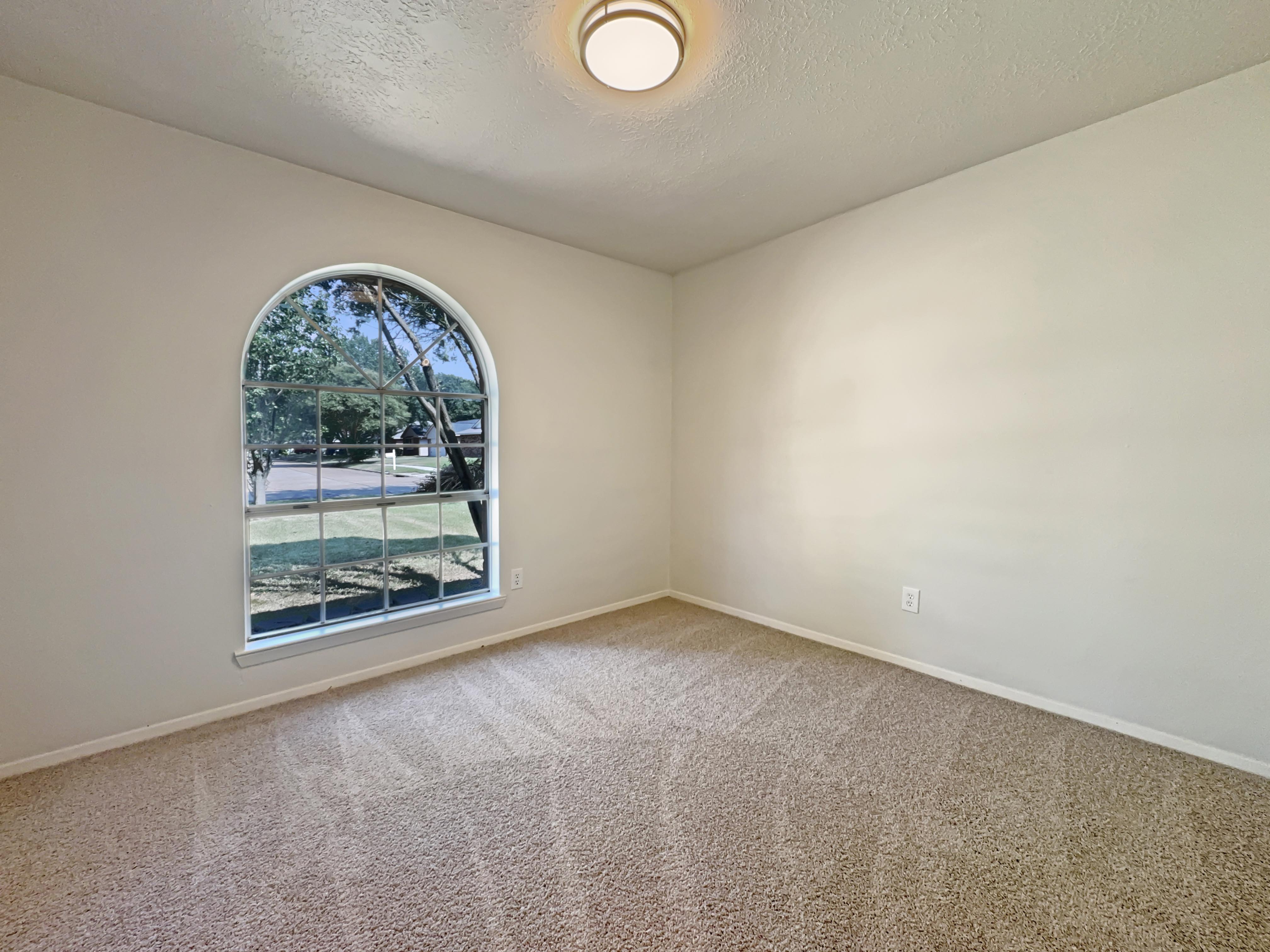 Photo 5 of 19 of 10110 Willmont Rd, La Porte, TX