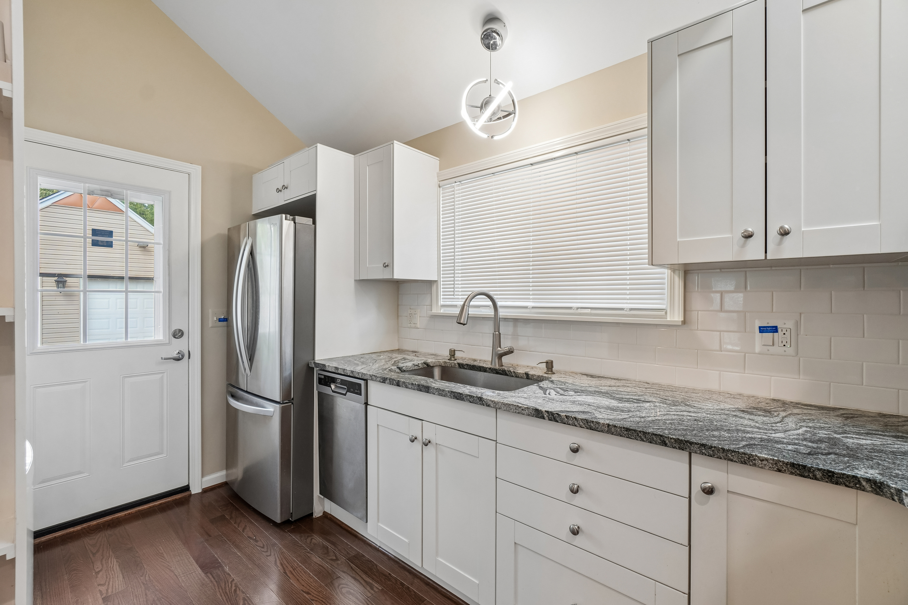 Photo 16 of 38 of 20919 Hollywood St, Harper Woods, MI