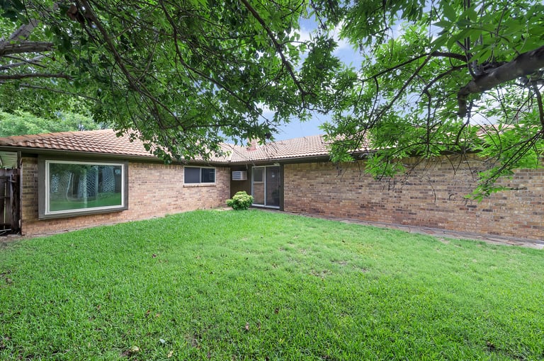Photo 30 of 32 - 4725 Cinnamon Hill Dr, Fort Worth, TX 76133