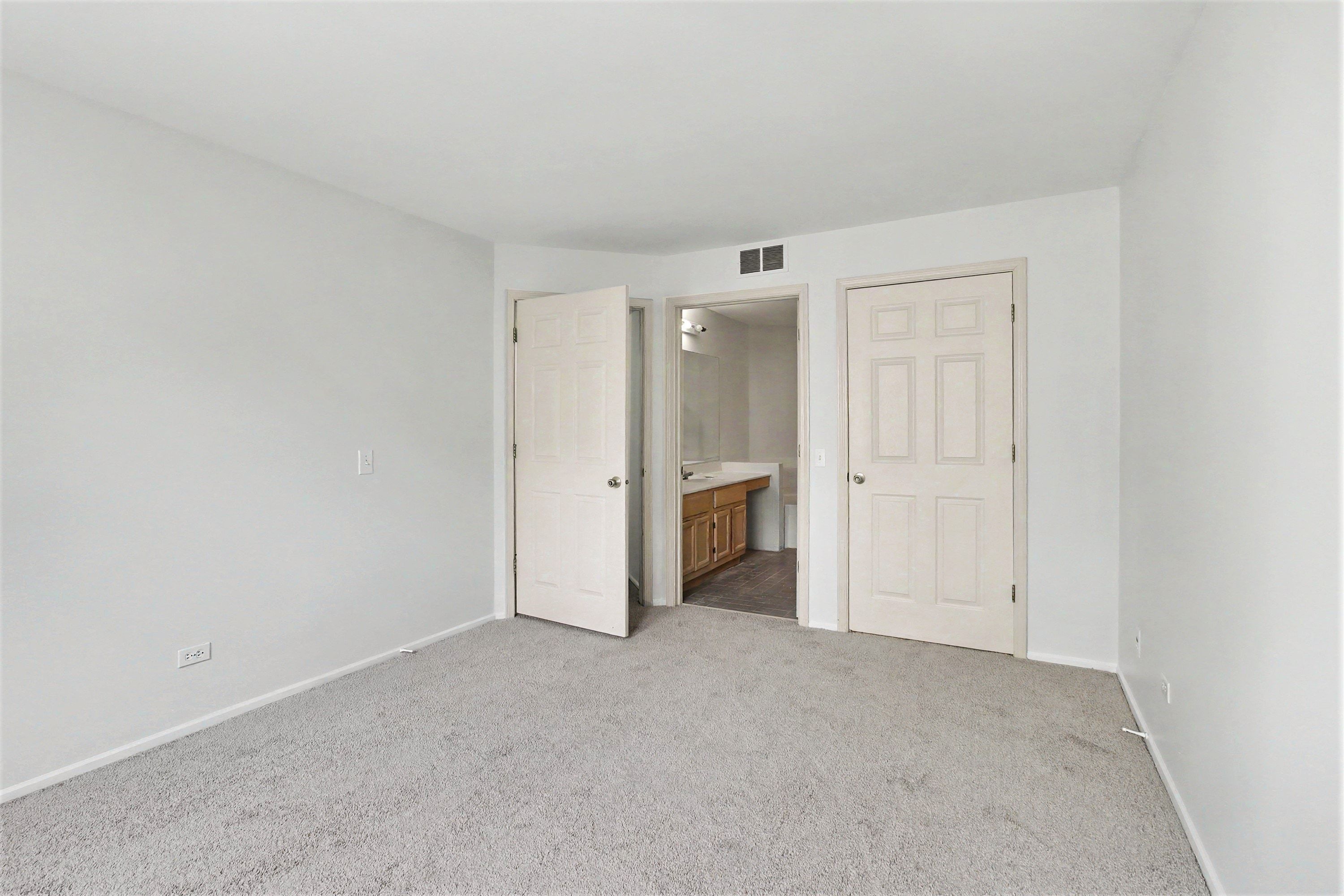 Photo 4 of 13 of 530A Pembrook Ct S, Crystal Lake, IL