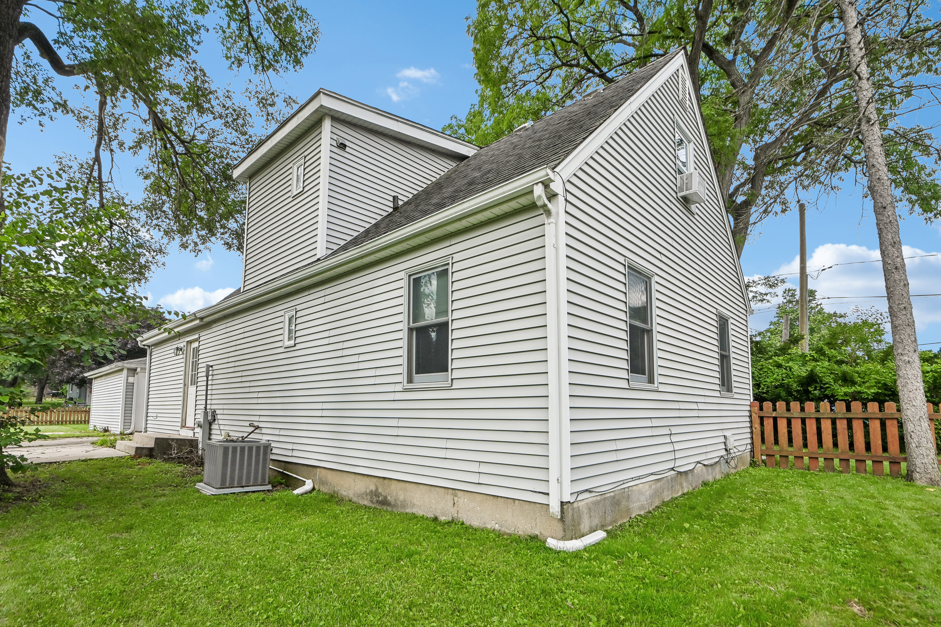 Photo 70 of 72 of 4811 Roslyn Rd, Downers Grove, IL