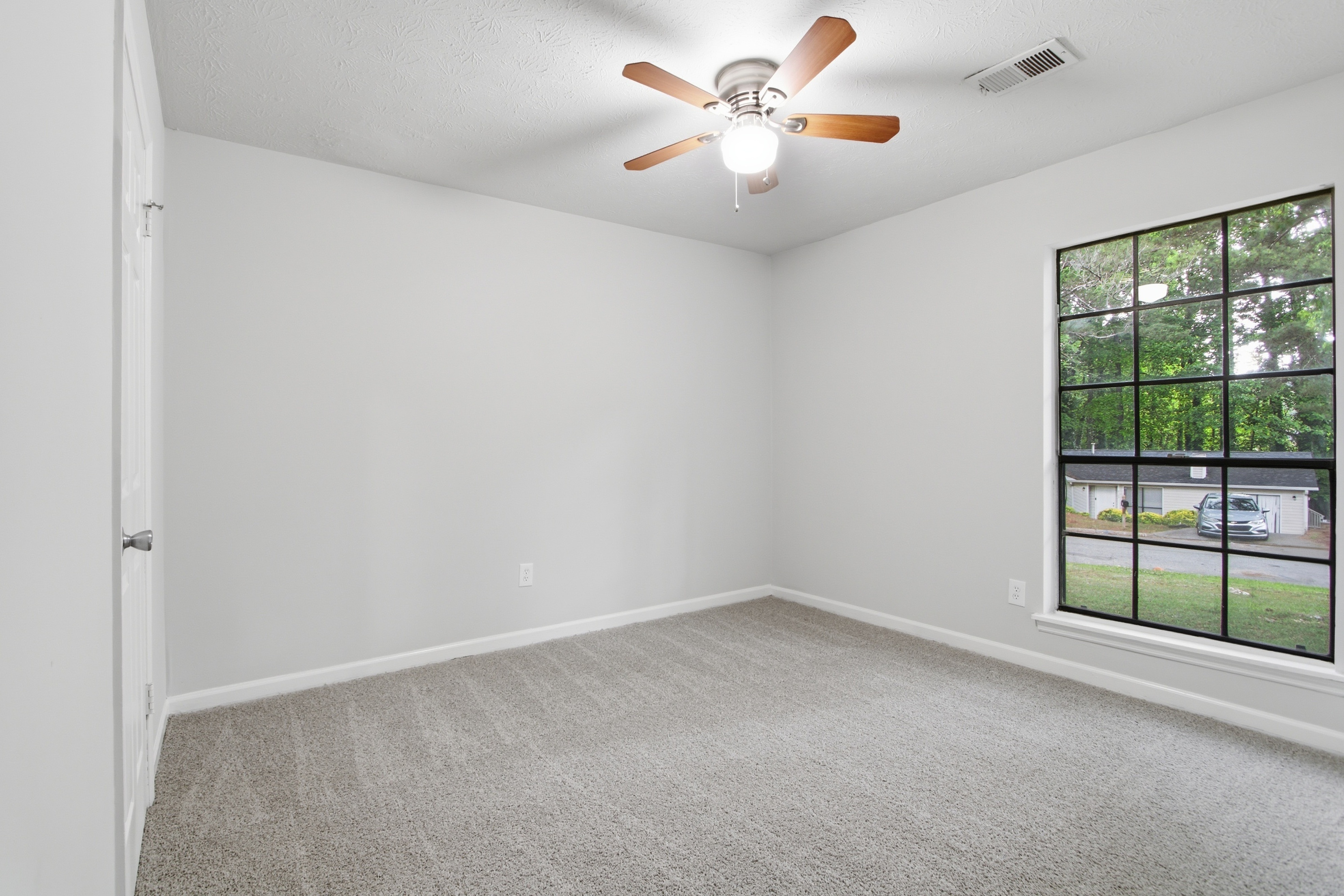Photo 19 of 31 of 8132 Creekstone Ct, Riverdale, GA