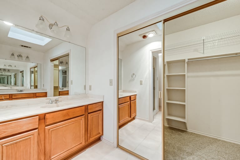 Photo 19 of 31 - 702 Meadowglen Cir, Coppell, TX 75019