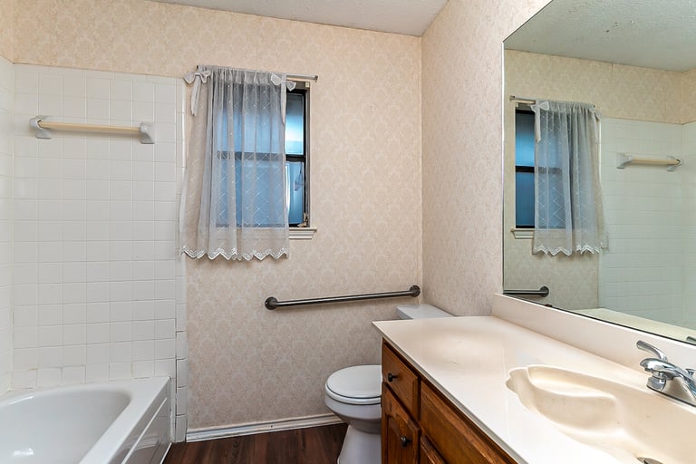 Photo 12 of 20 - 8204 Mark Ln, Watauga, TX 76148