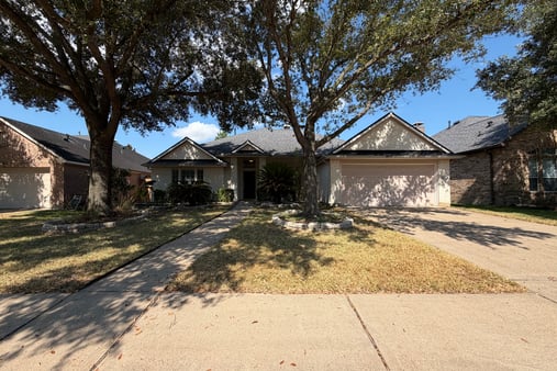 Photo 1 of 24 of 5307 Chatham Hill Ln, Houston, TX