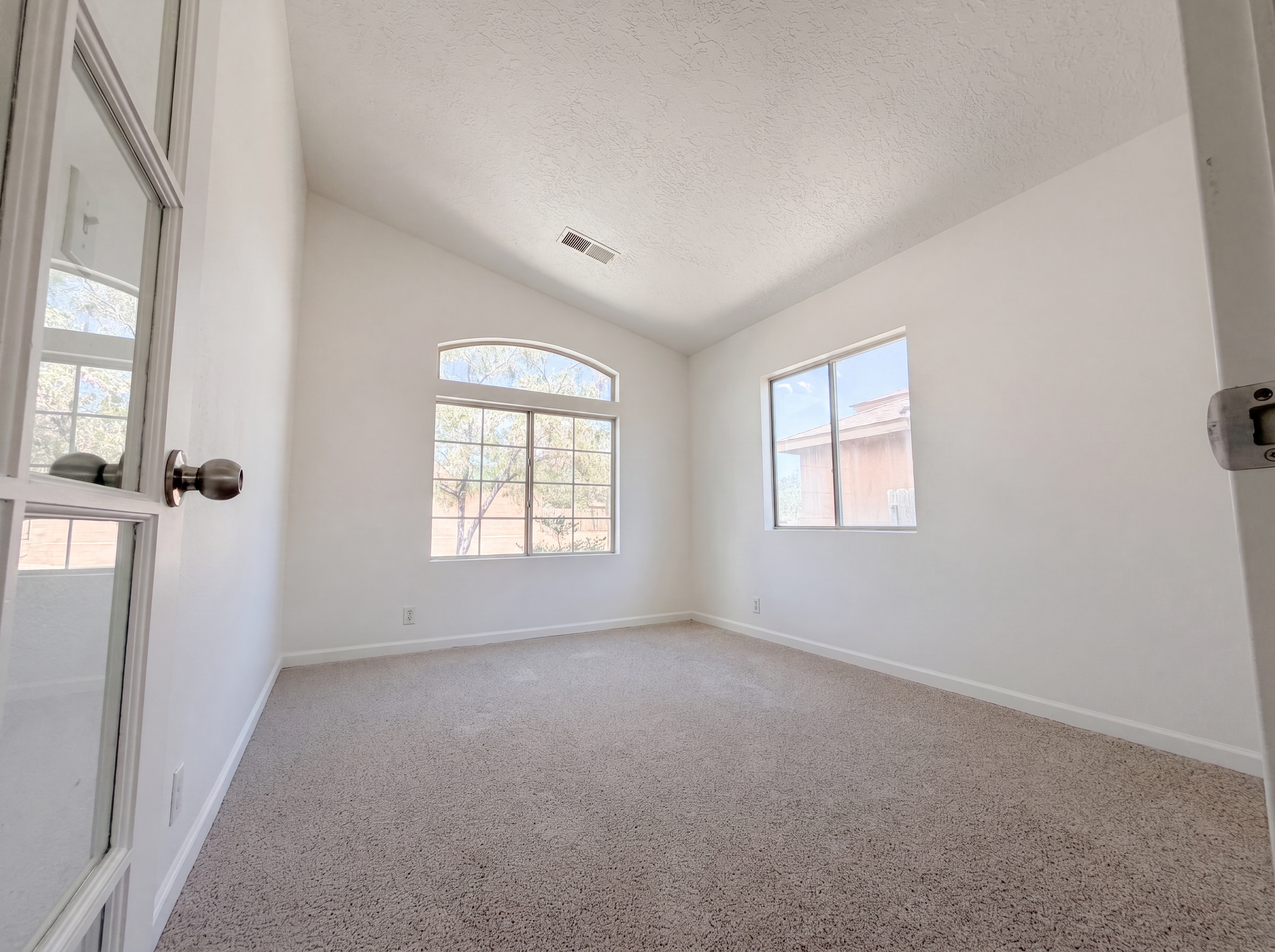Photo 4 of 17 of 6948 Angela Dr NE, Rio Rancho, NM