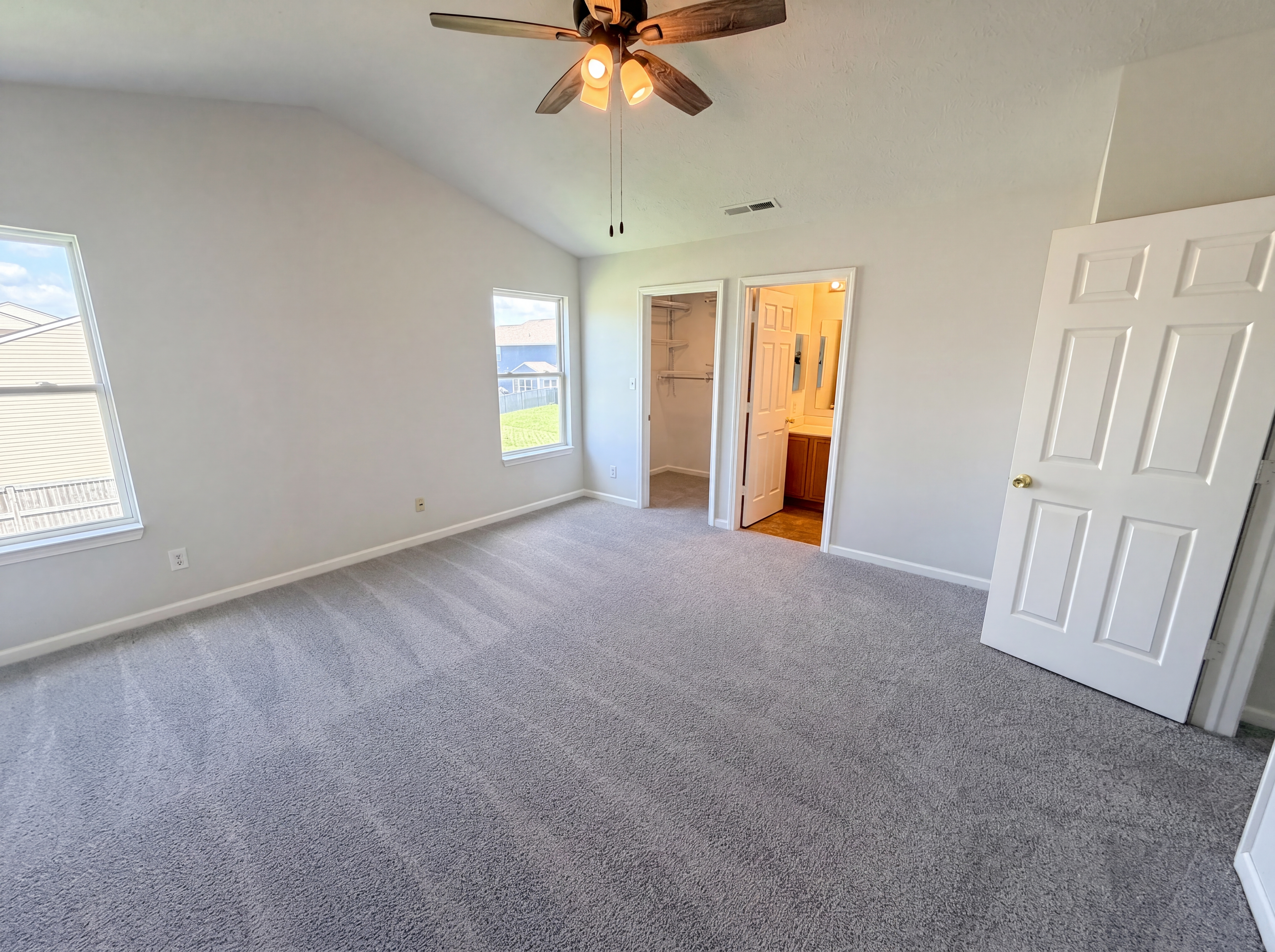 Photo 4 of 22 of 4322 Rhapsody Ln, Indianapolis, IN