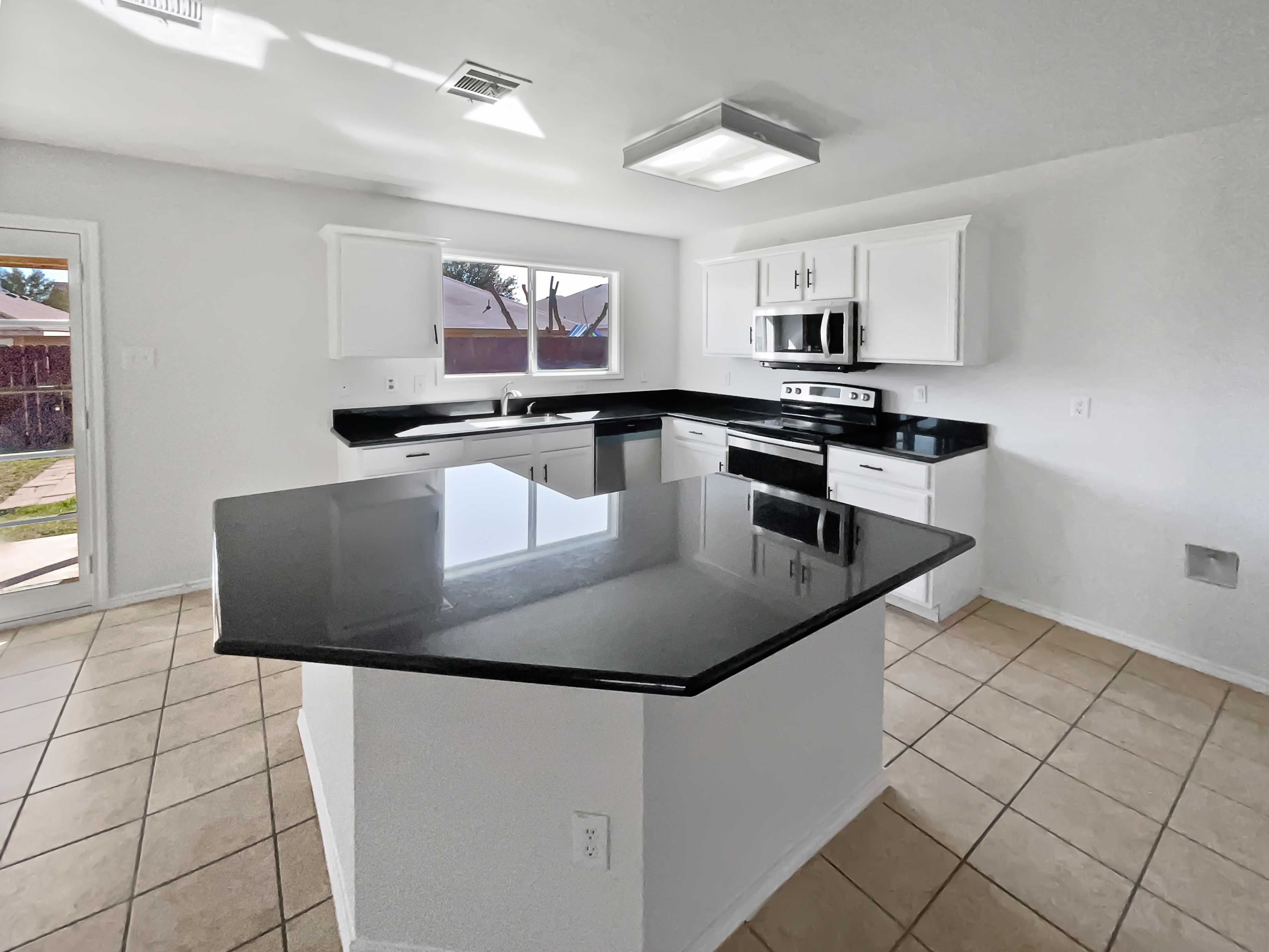 Photo 6 of 18 of 2042 Lake Trail Dr, Heartland, TX