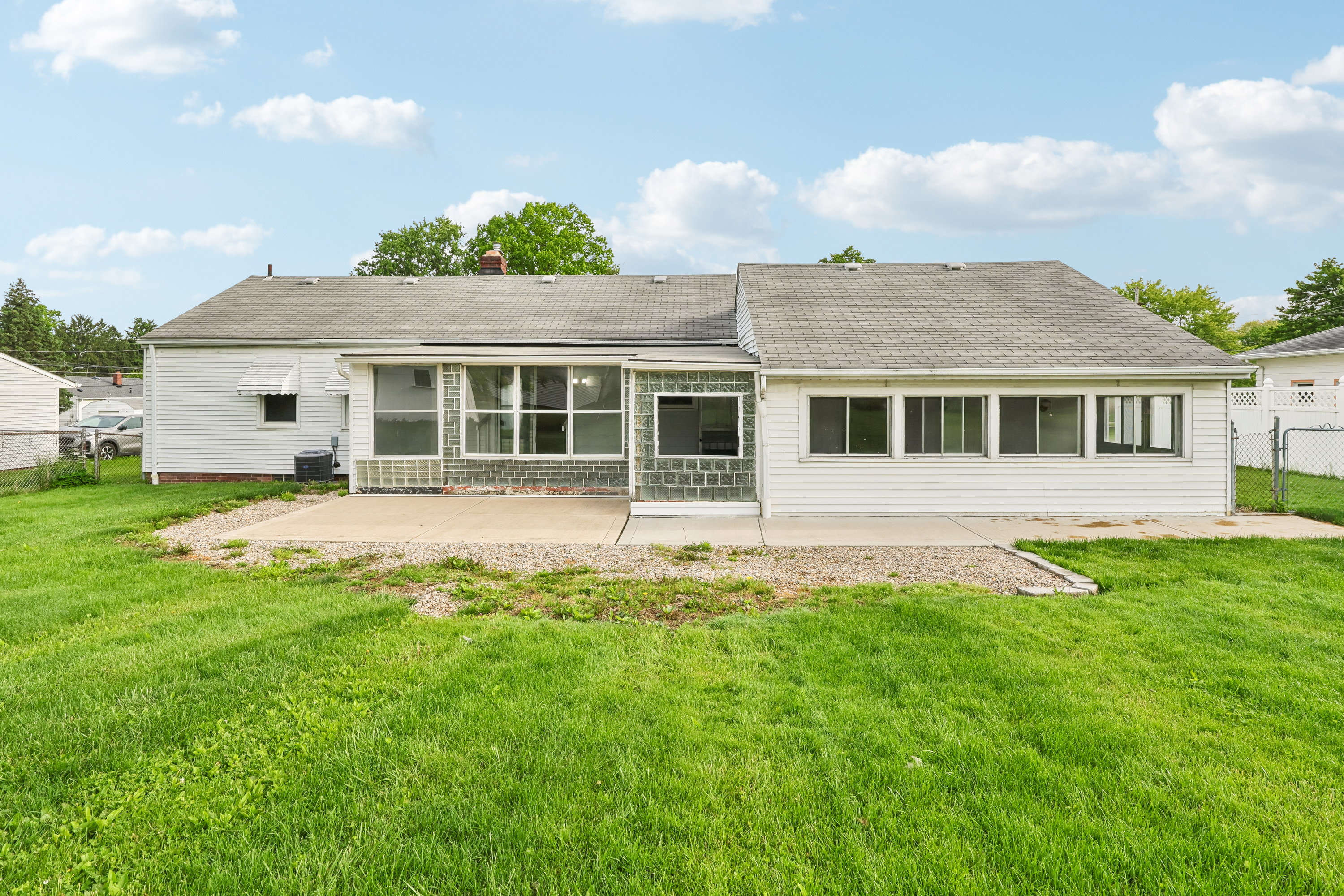Photo 5 of 28 of 11605 Harold Dr, Cleveland, OH