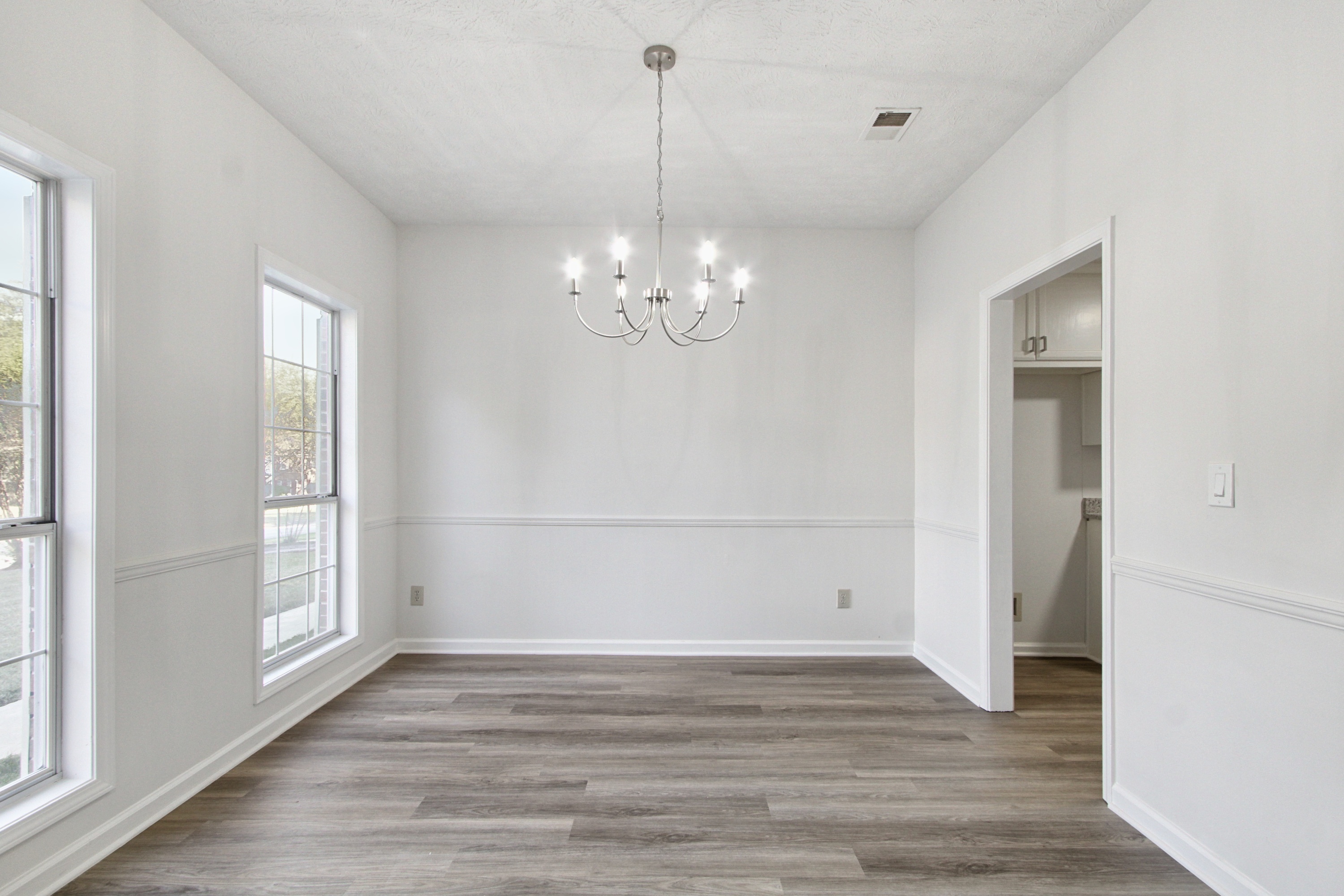 Photo 8 of 34 of 6833 Sarah Jane Ln, Riverdale, GA