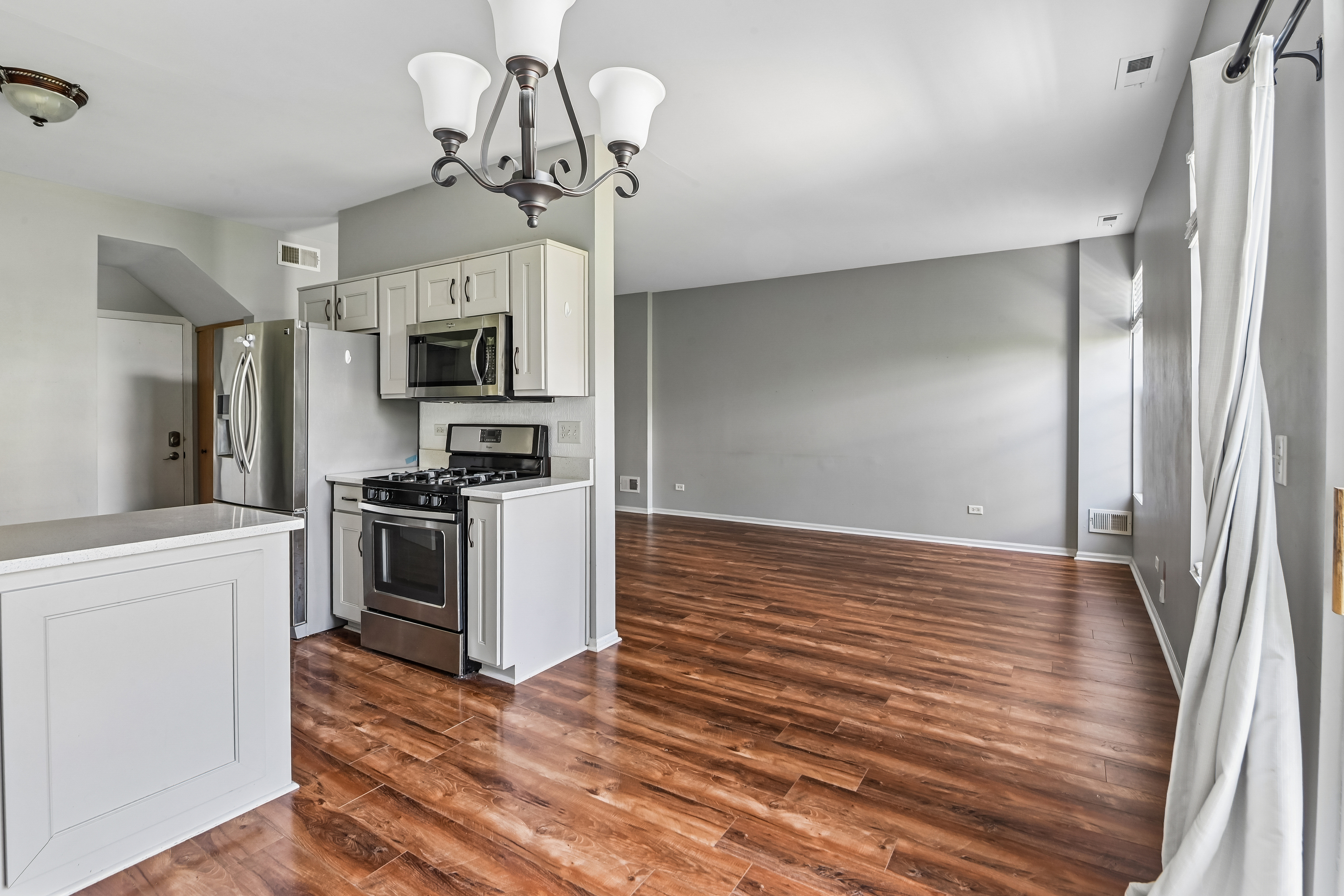 Photo 16 of 33 of 1212 Courtland Cir, Plainfield, IL