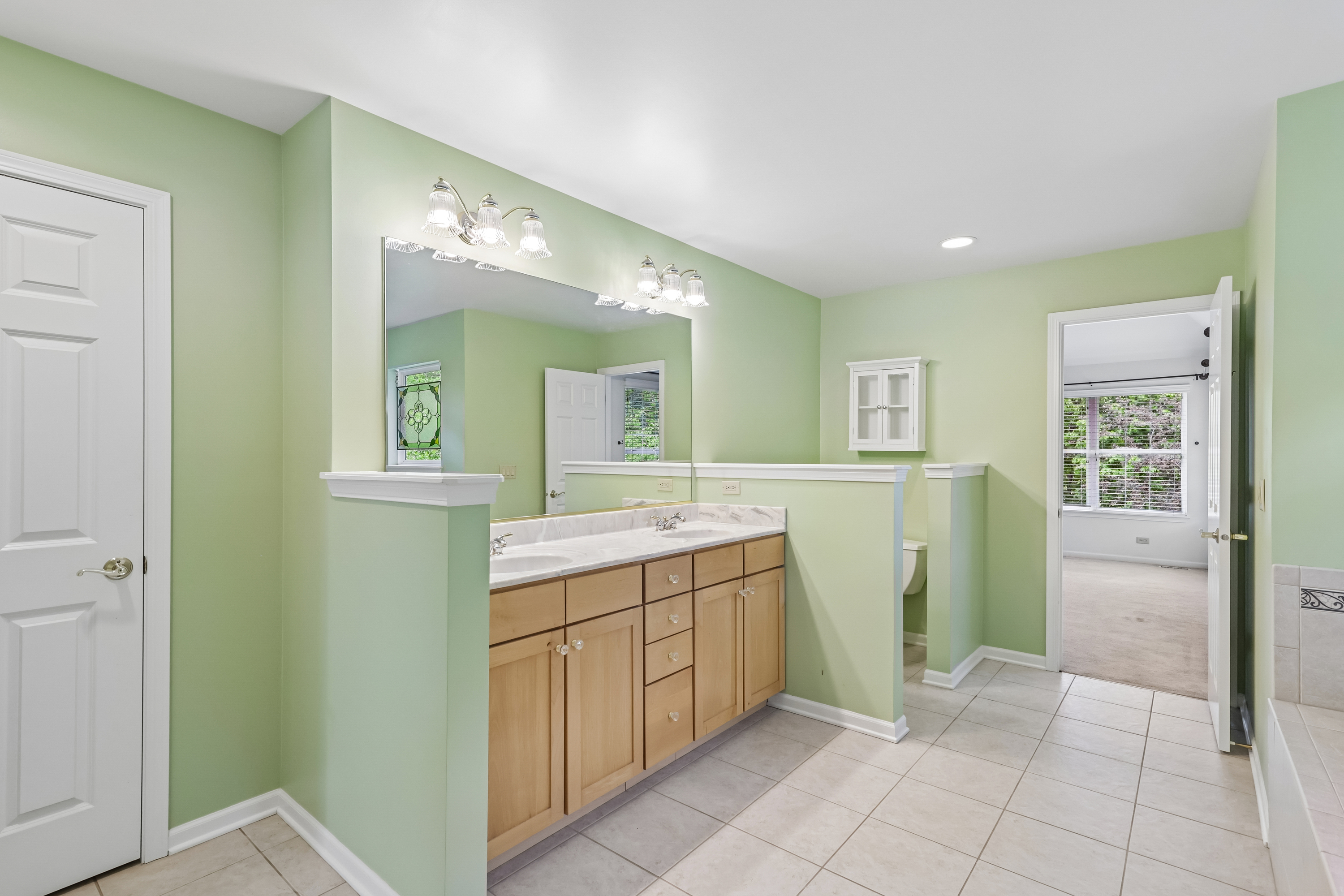 Photo 8 of 41 of 426 Heatherwood Dr, Oswego, IL