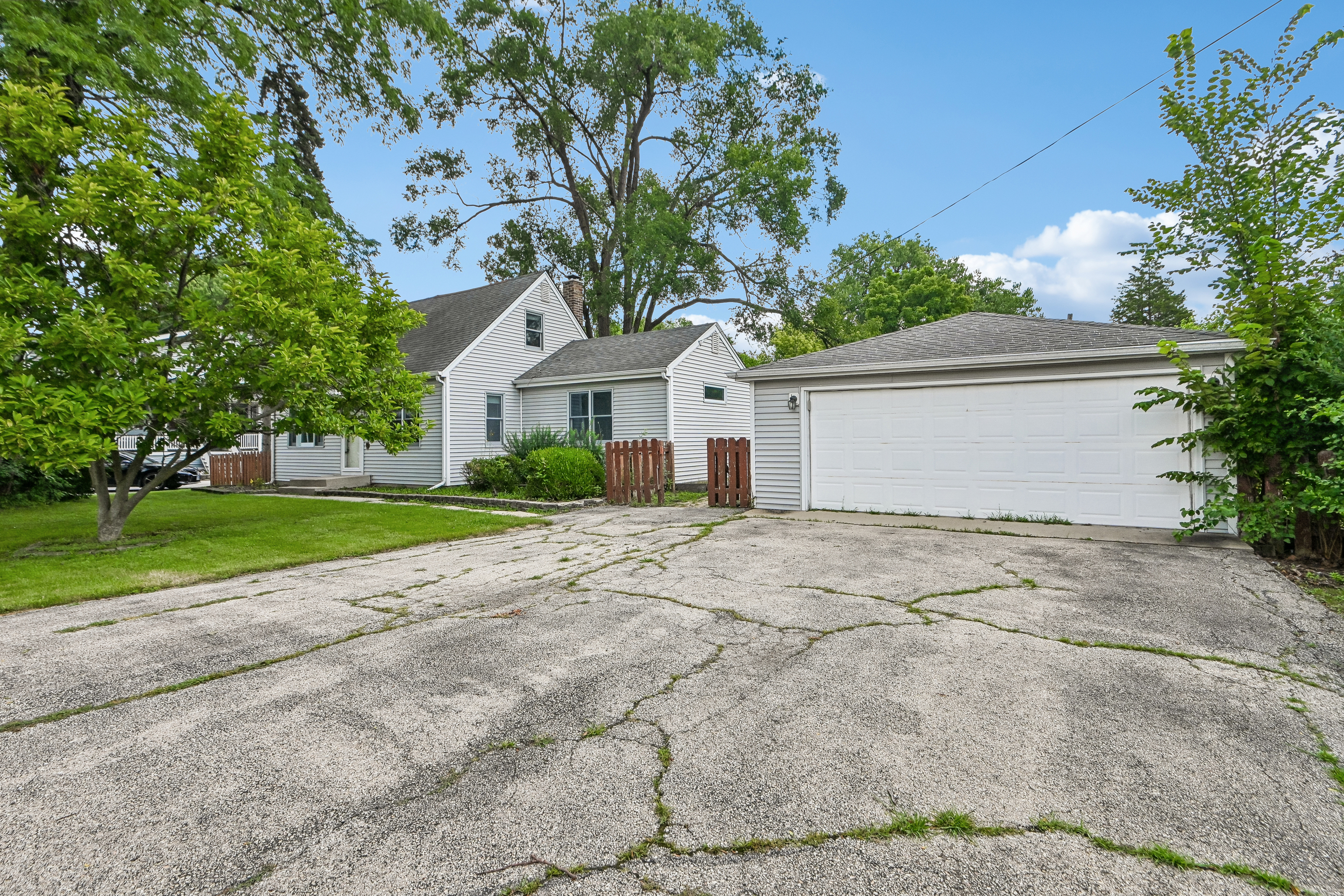 Photo 43 of 72 of 4811 Roslyn Rd, Downers Grove, IL