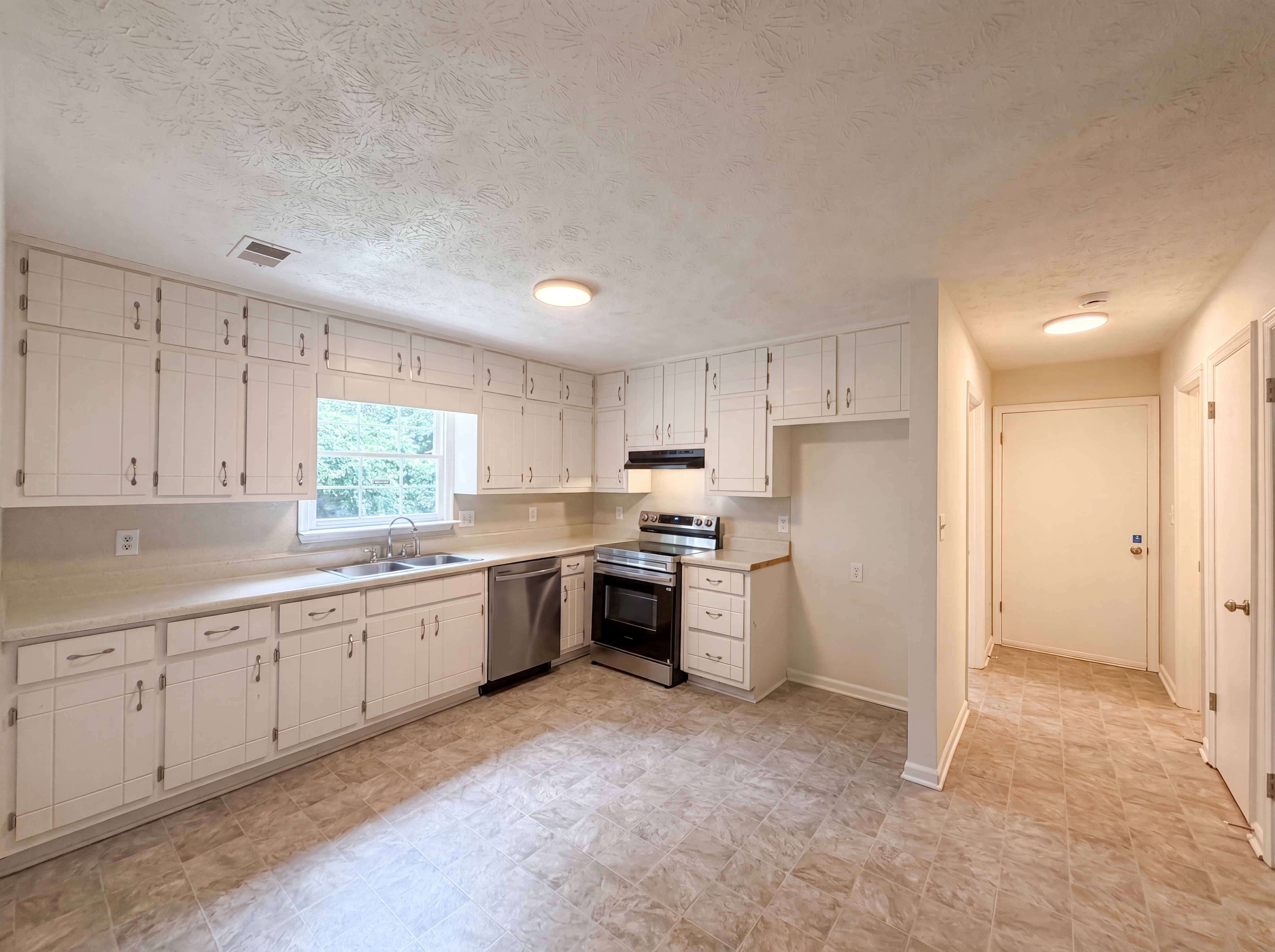 Photo 2 of 31 of 6486 Lynndale Ln, Morrow, GA