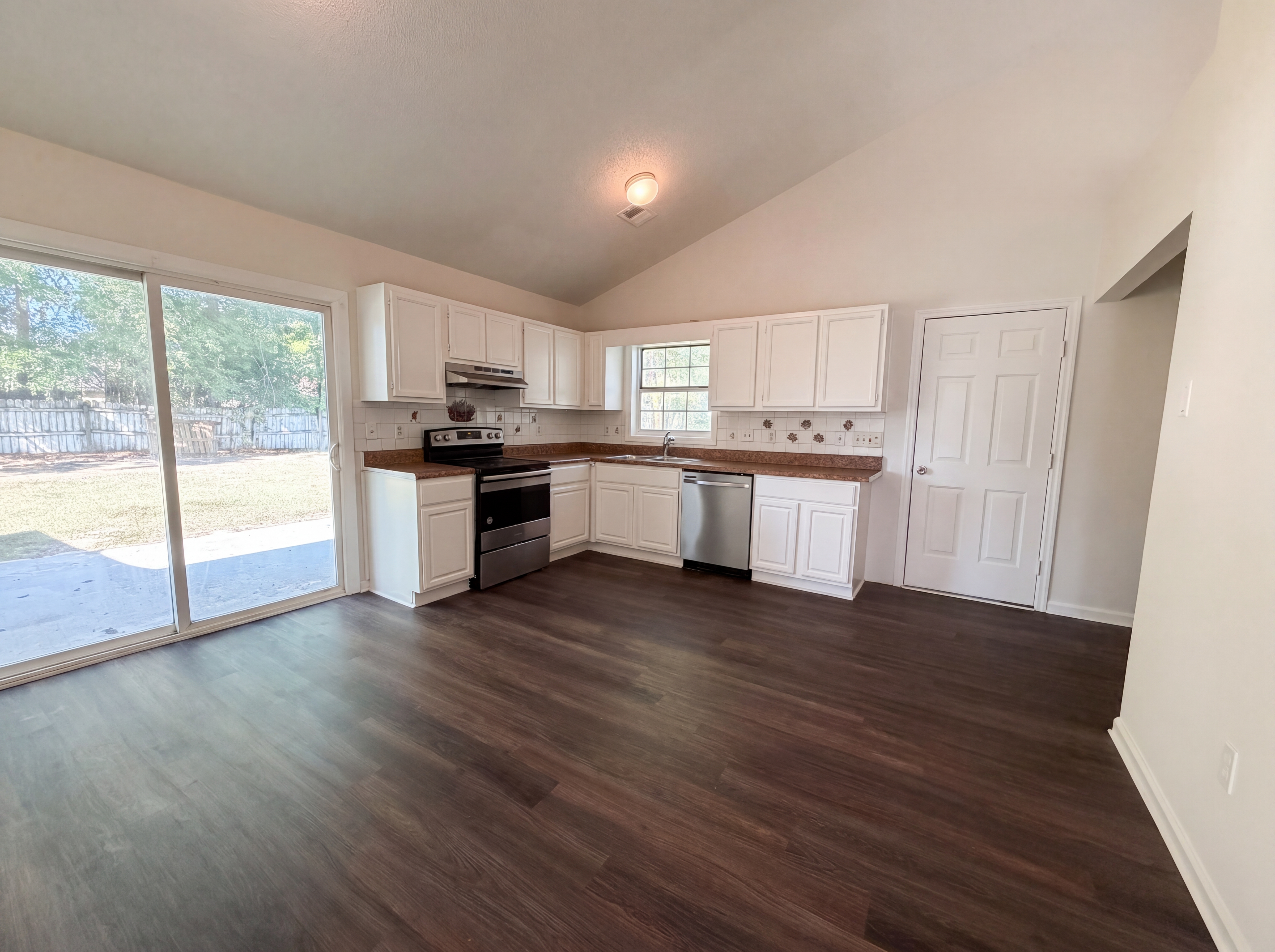 Photo 7 of 26 of 2028 Larson Ln, Goose Creek, SC
