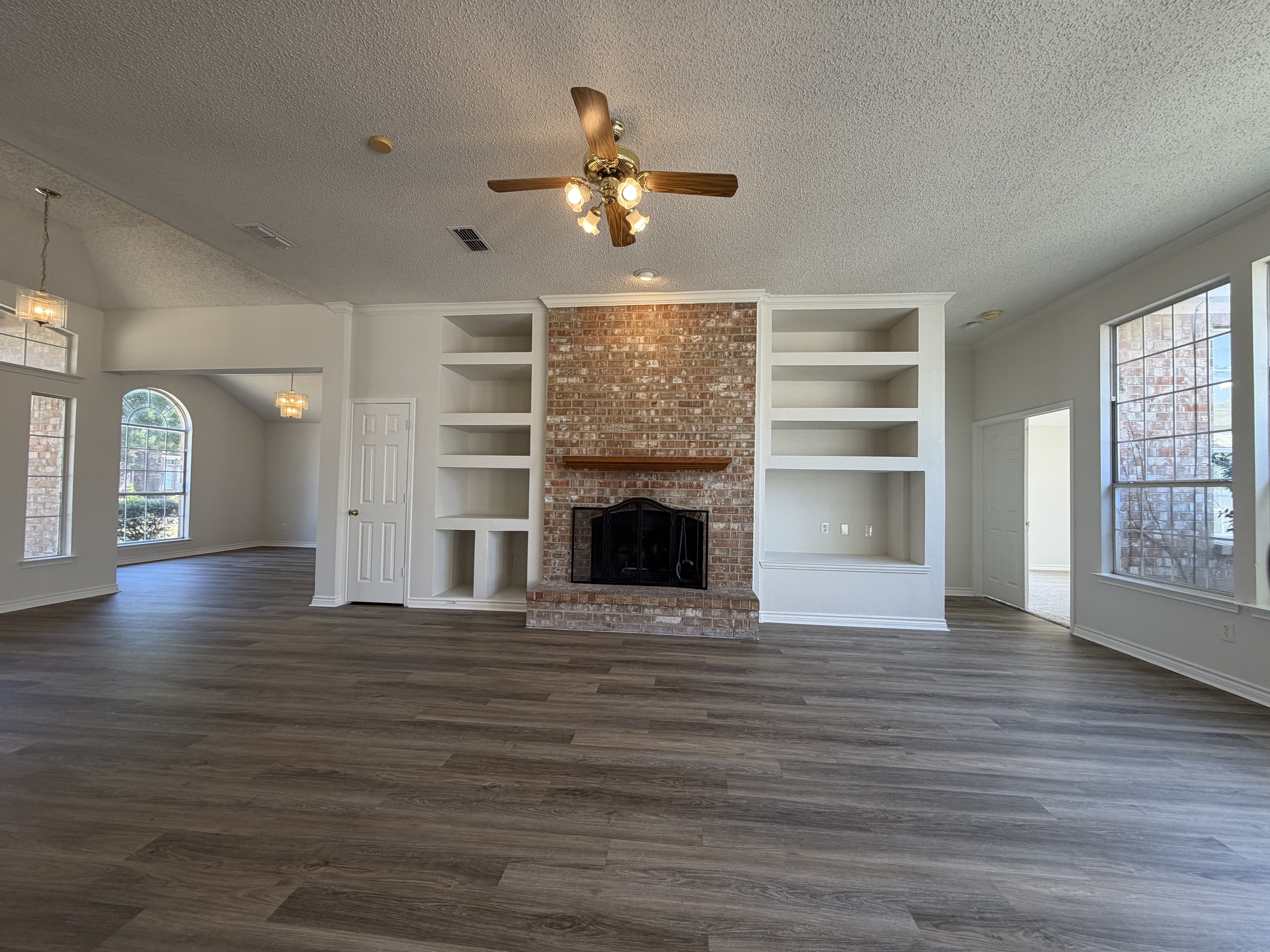 Photo 8 of 24 of 2915 Olympia Dr, Grand Prairie, TX