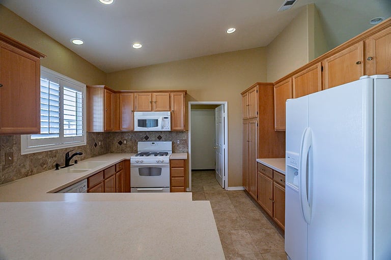 Photo 2 of 23 - 21250 Seibel Ln, Apple Valley, CA 92308