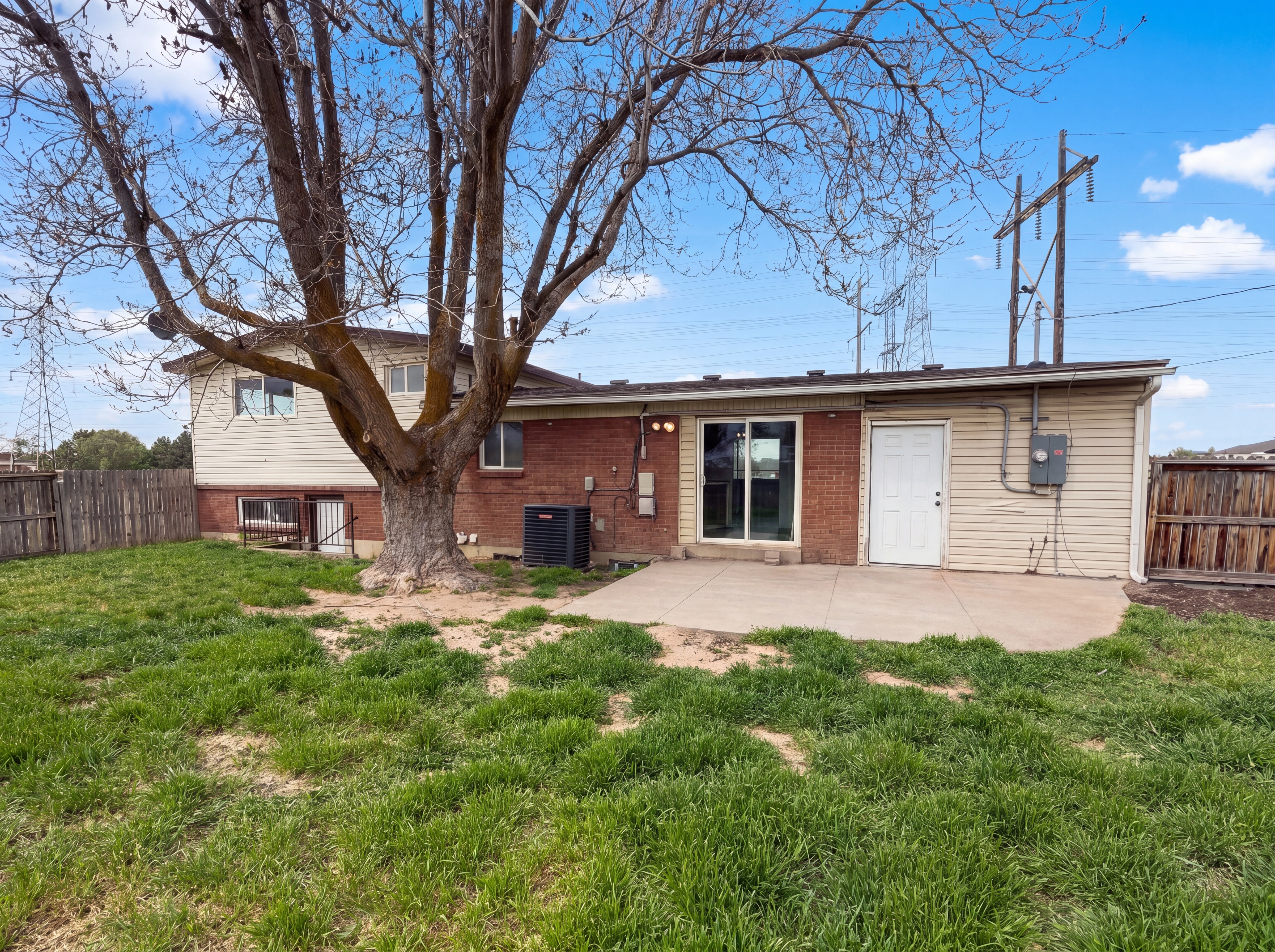 Photo 5 of 21 of 408 N 1500 W, Clinton, UT