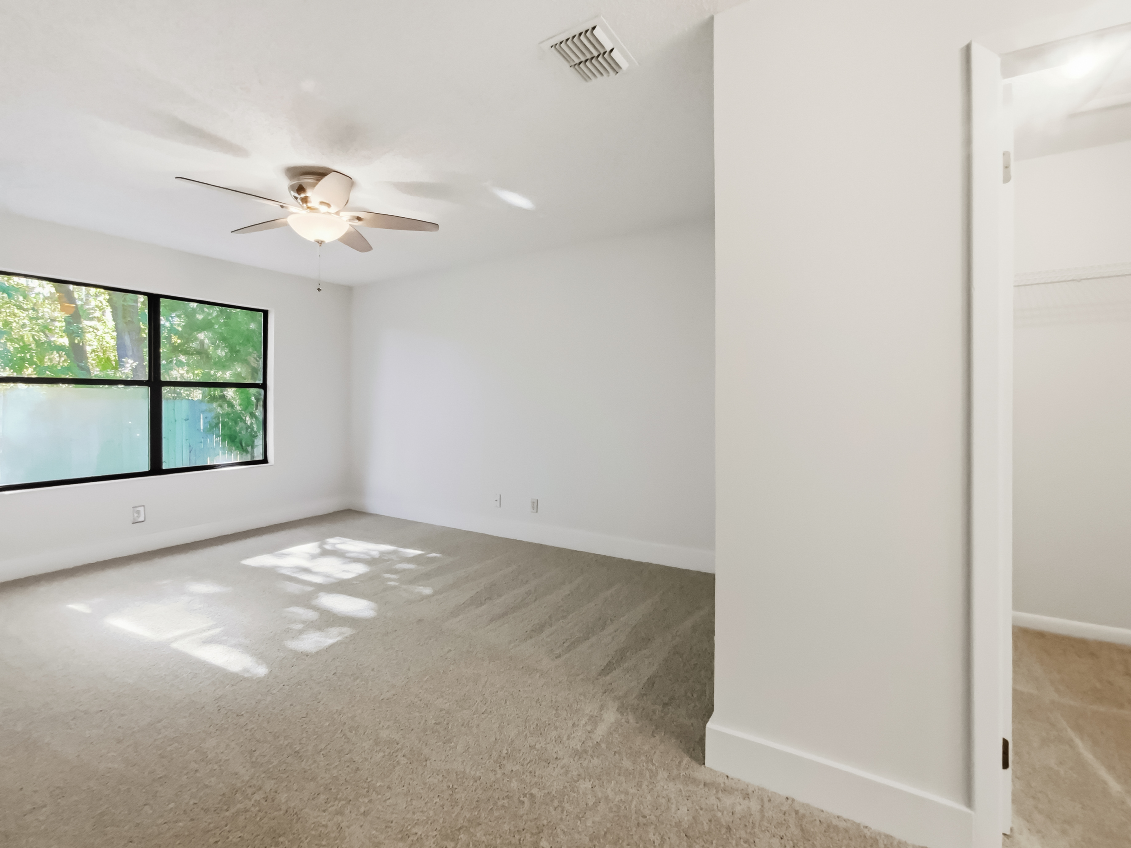 Photo 11 of 22 of 2440 Deloach Ln, Jacksonville, FL